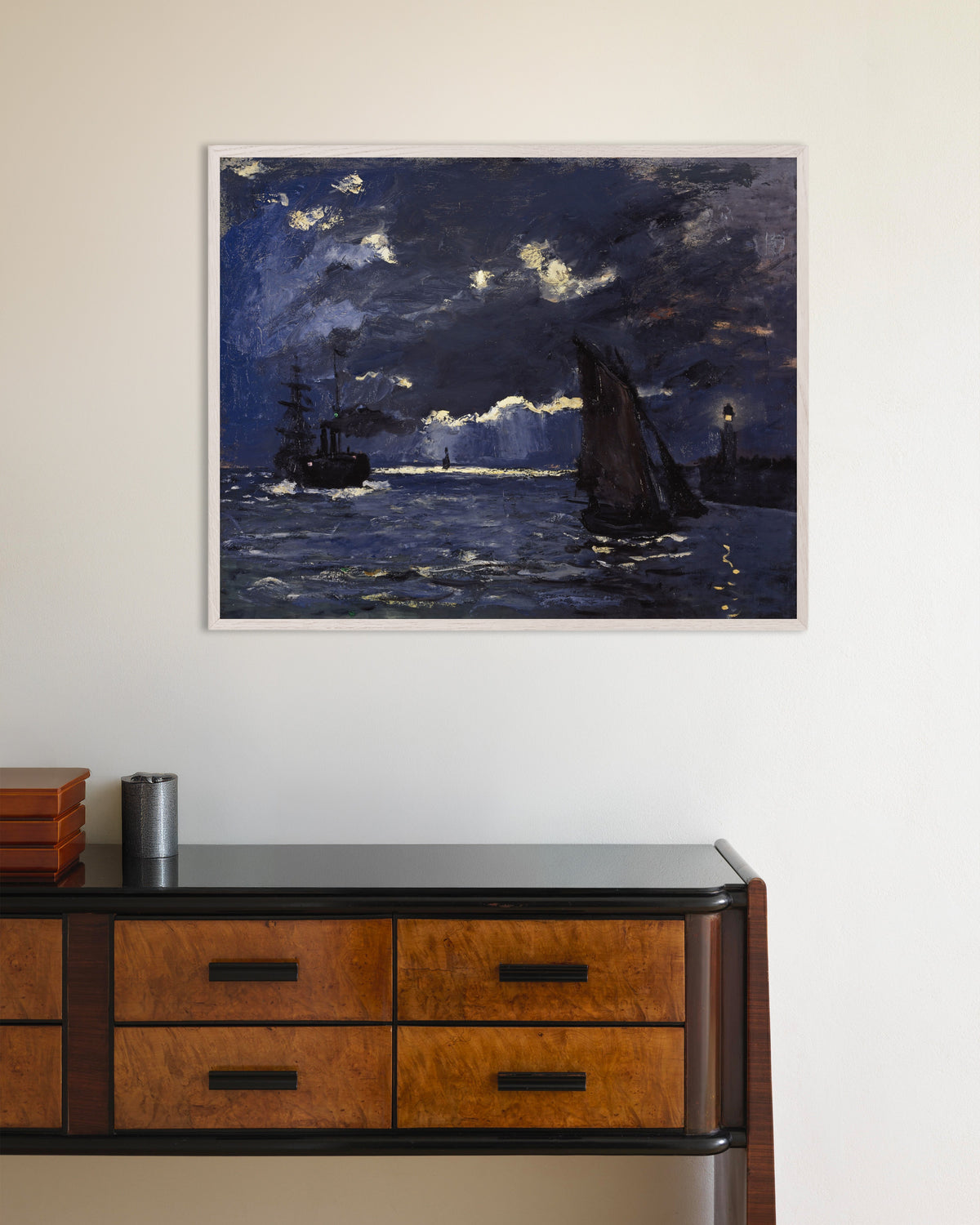 Poster Marinha, Navios ao Luar (1864), de Claude Monet, com moldura de madeira branca