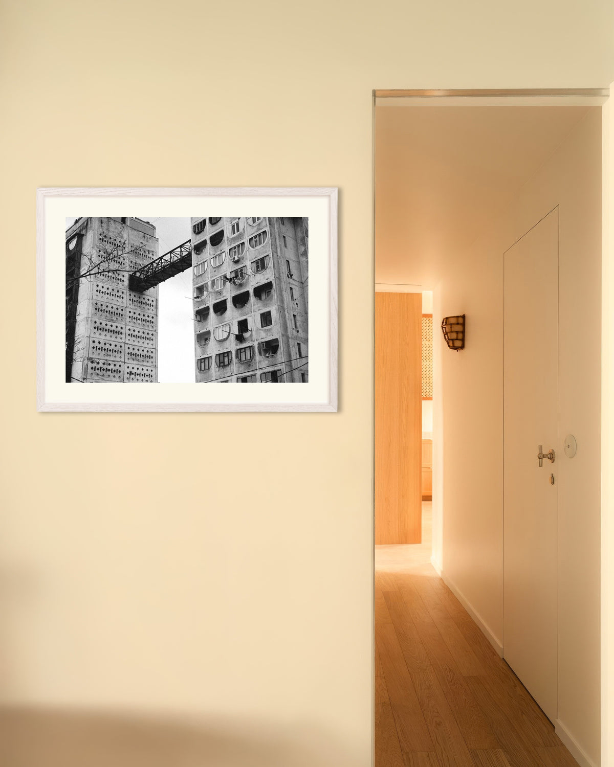 Poster «Passagem suspensa entre duas torres», com moldura de madeira branca