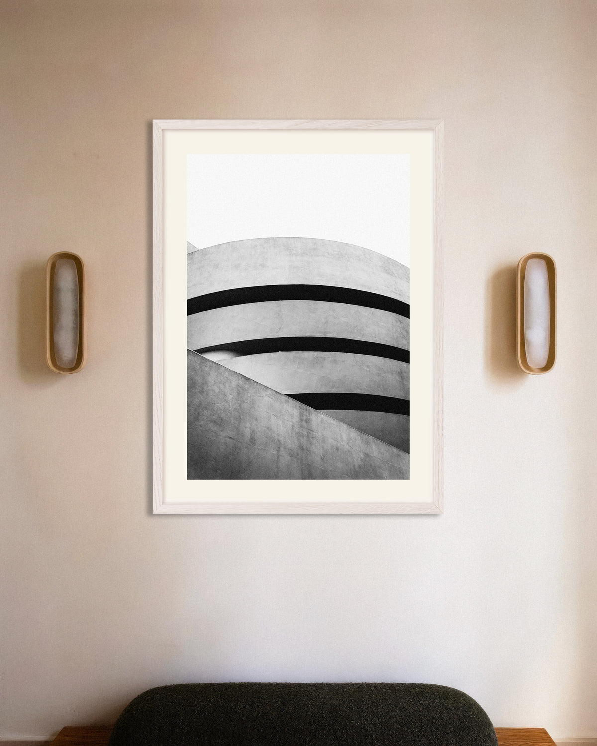 Poster «Curvas em espiral de um museu», com moldura de madeira branca
