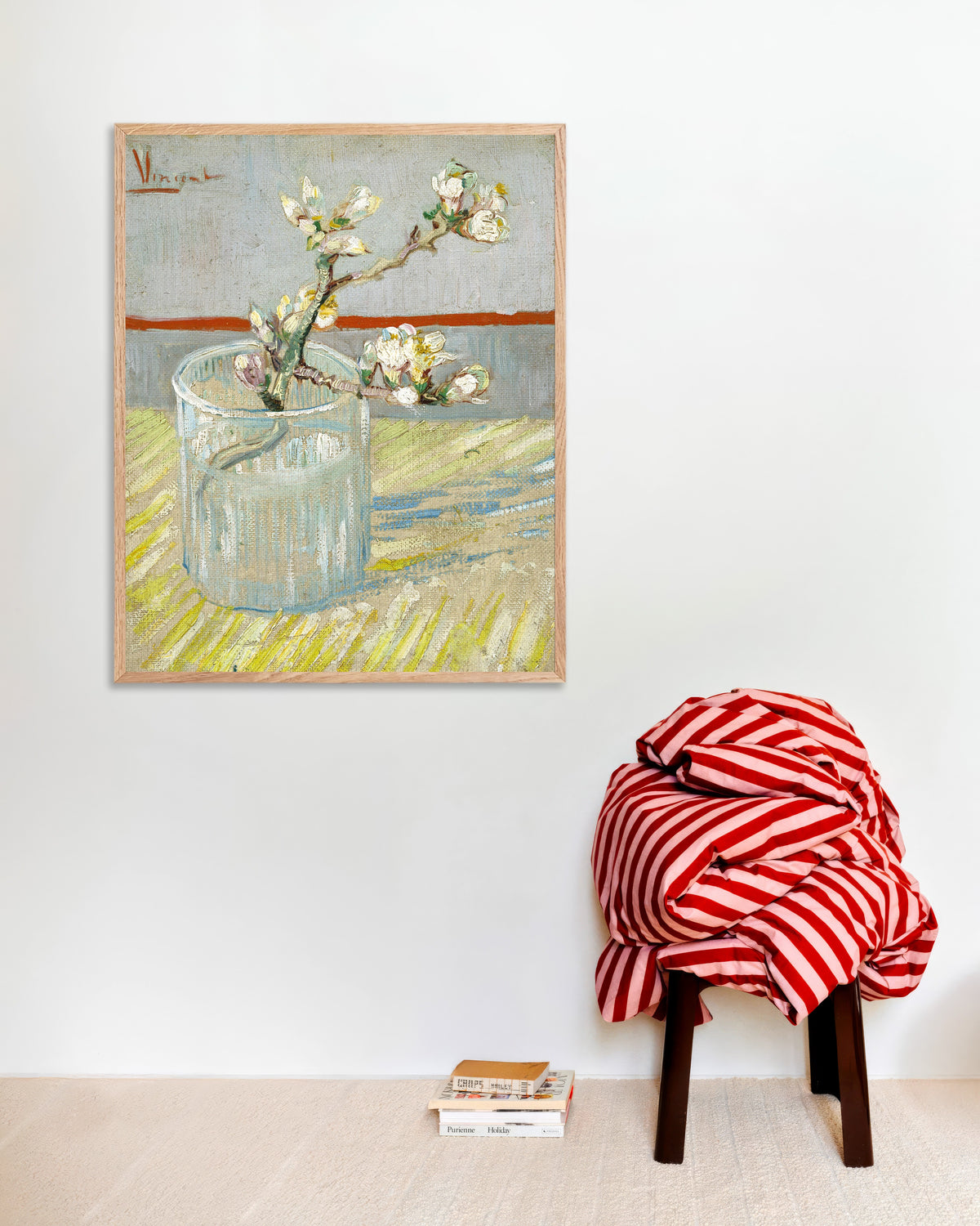 Poster de Ramo de amendoeira em flor num copo (1888), de Vincent van Gogh, com moldura de madeira natural