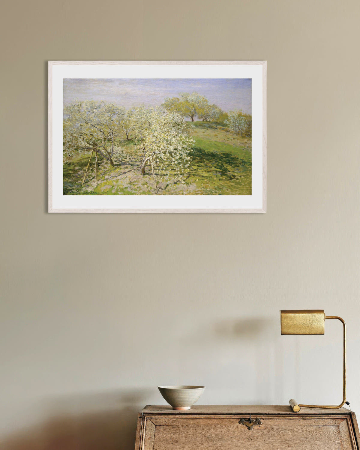 Poster Primavera, Árvores de Fruto em Flor (1873), de Claude Monet, com moldura de madeira branca