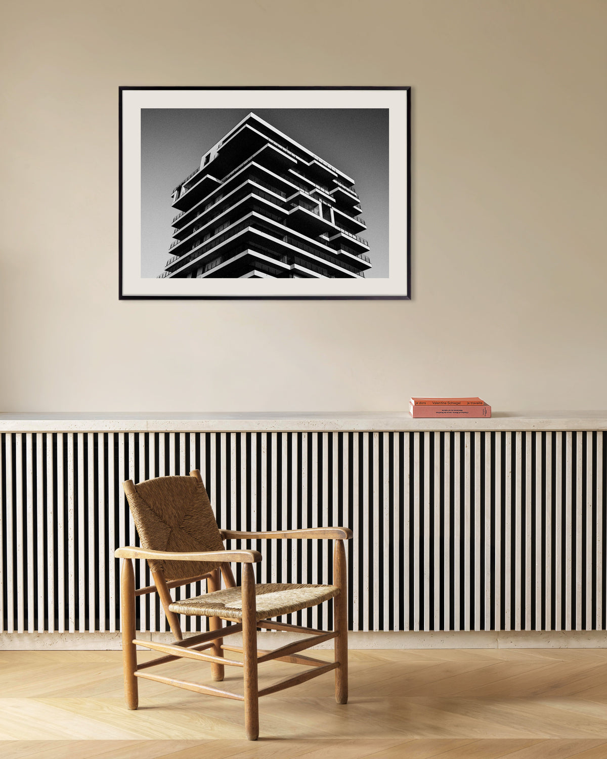 Poster «Torre de Pisos Empilhados», com moldura metálica