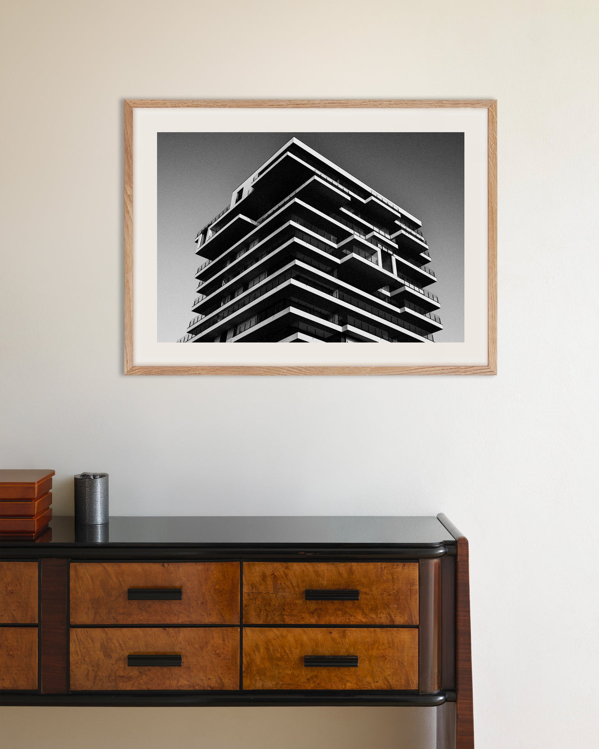 Poster «Torre de Pisos Empilhados», com moldura de madeira natural