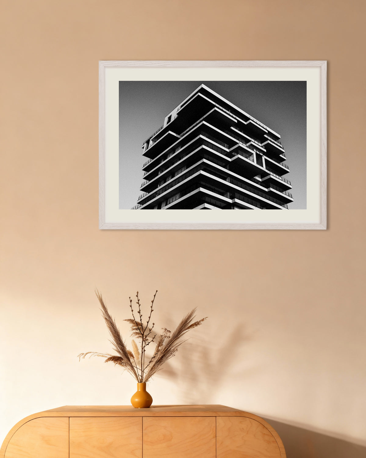Poster «Torre de Pisos Empilhados», com moldura de madeira branca