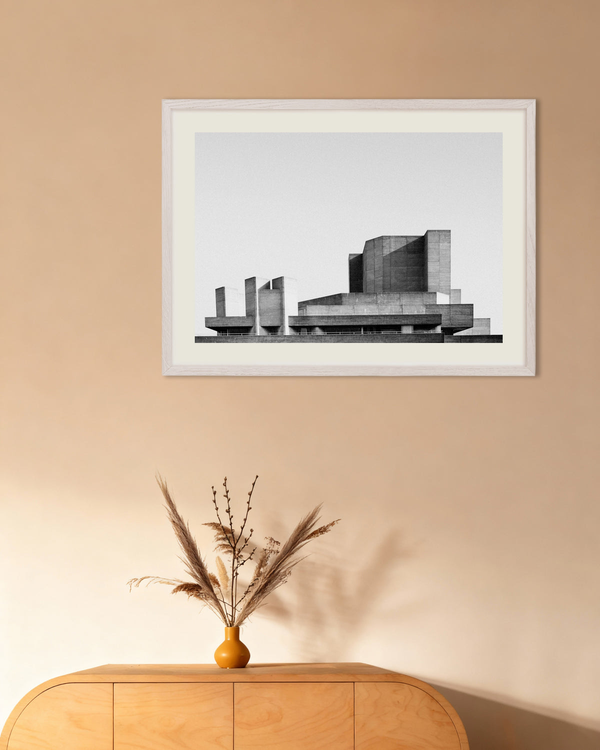 Poster «Terraços sobrepostos de um teatro de betão», com moldura de madeira branca