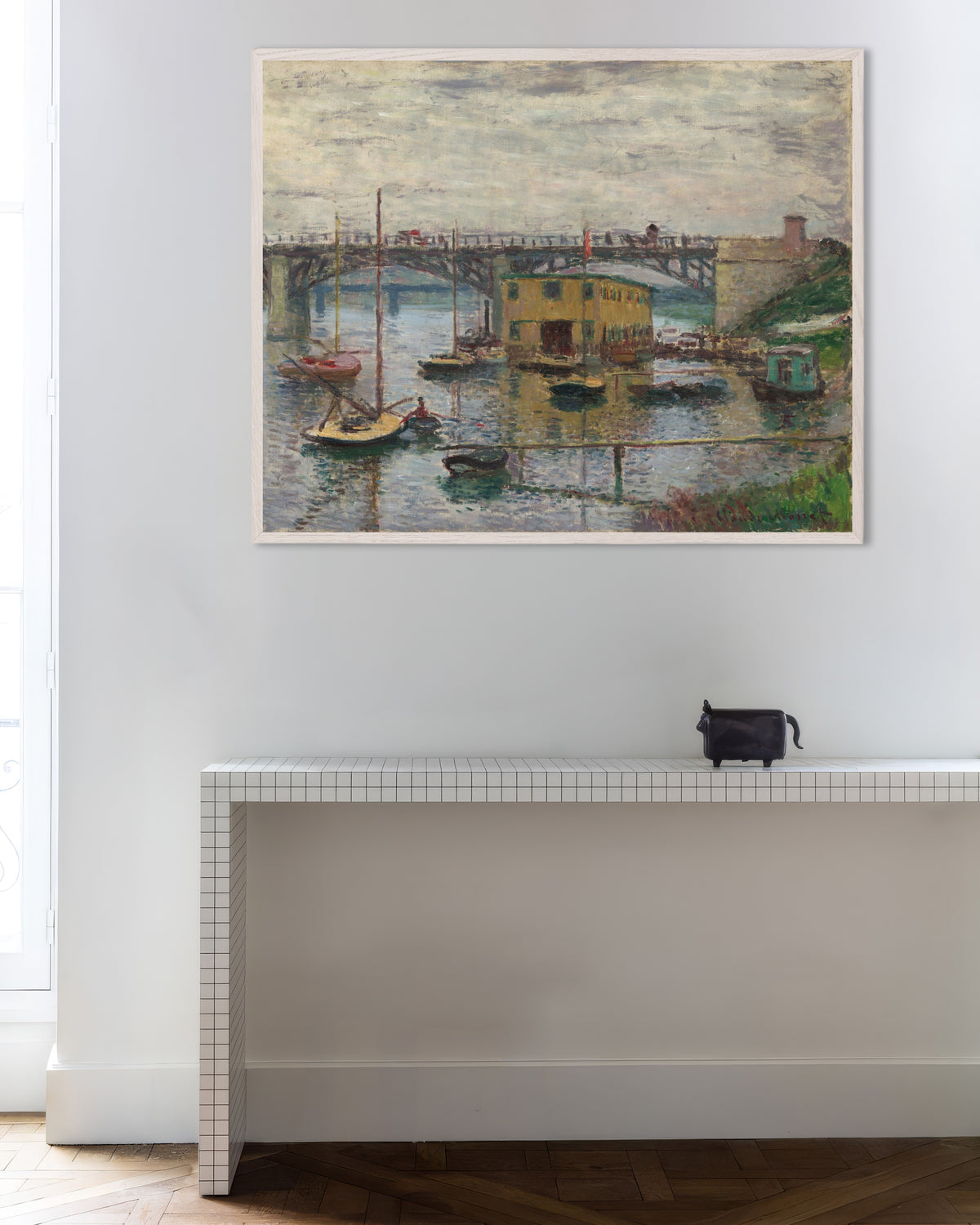 Poster A Ponte de Argenteuil num Dia Cinzento (c. 1876), de Claude Monet, com moldura de madeira branca