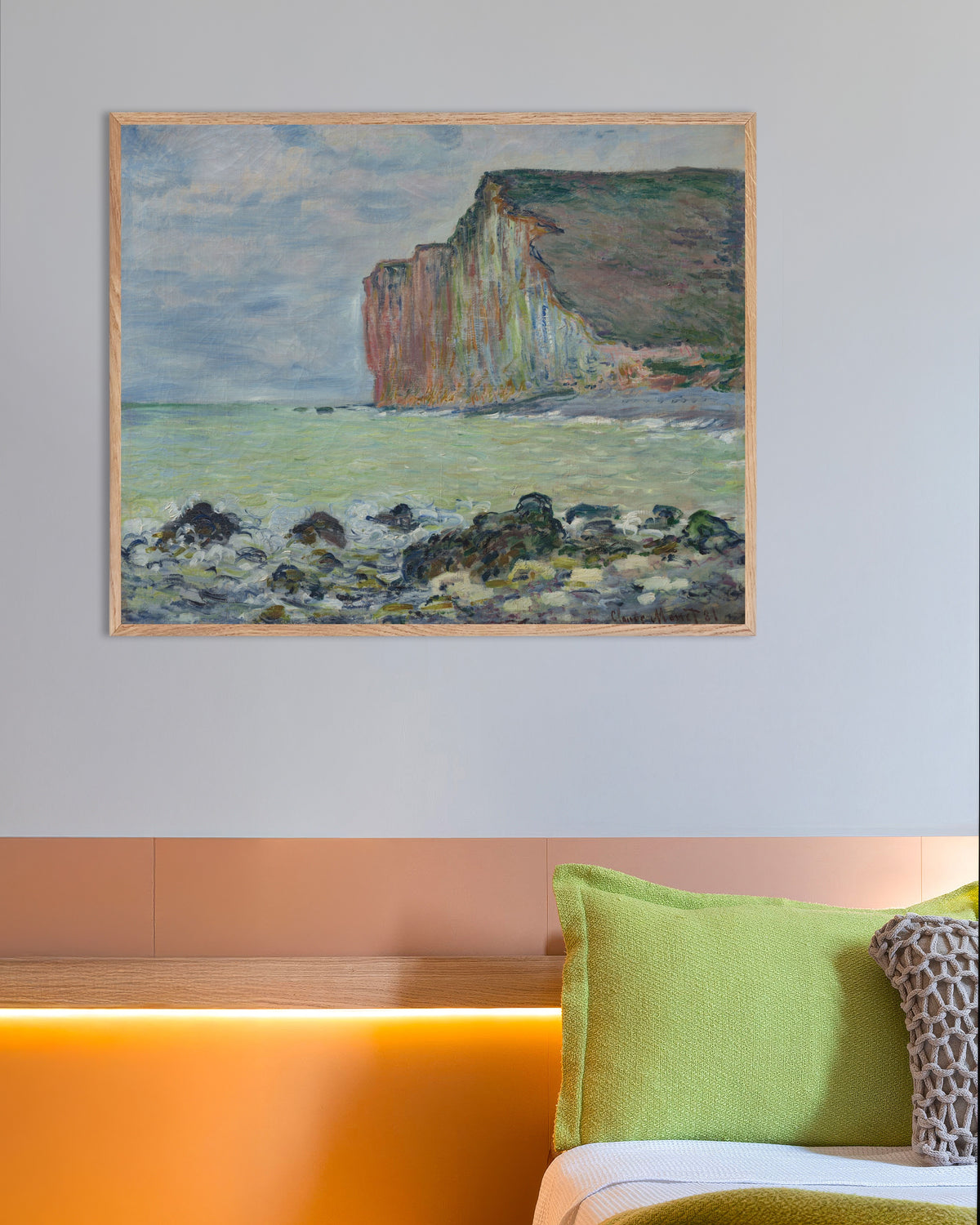 Poster A Falésia de Les Petites-Dalles (1881), de Claude Monet, com moldura de madeira natural