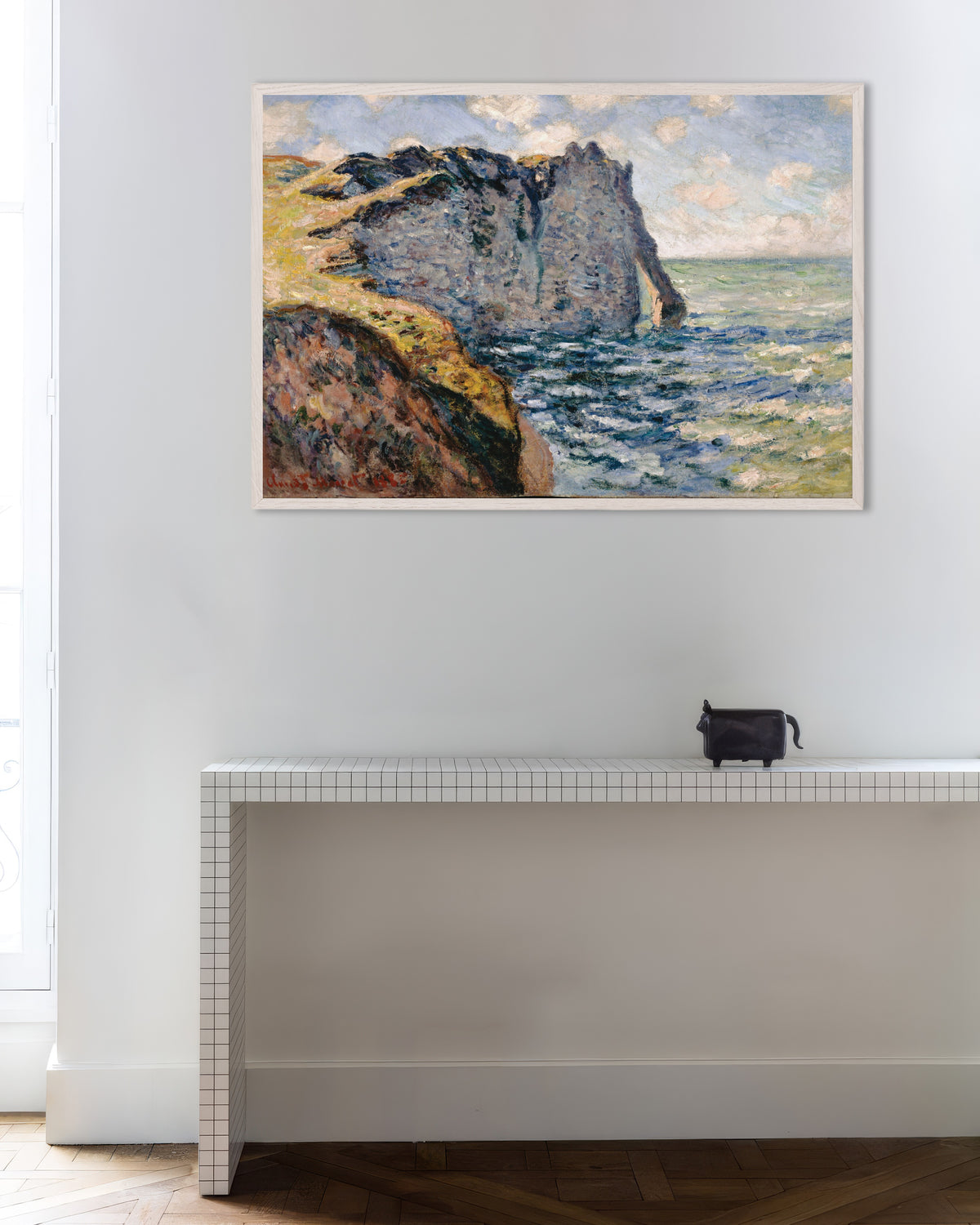 Poster A Falésia de Aval, Étretat (1885), de Claude Monet, com moldura de madeira branca