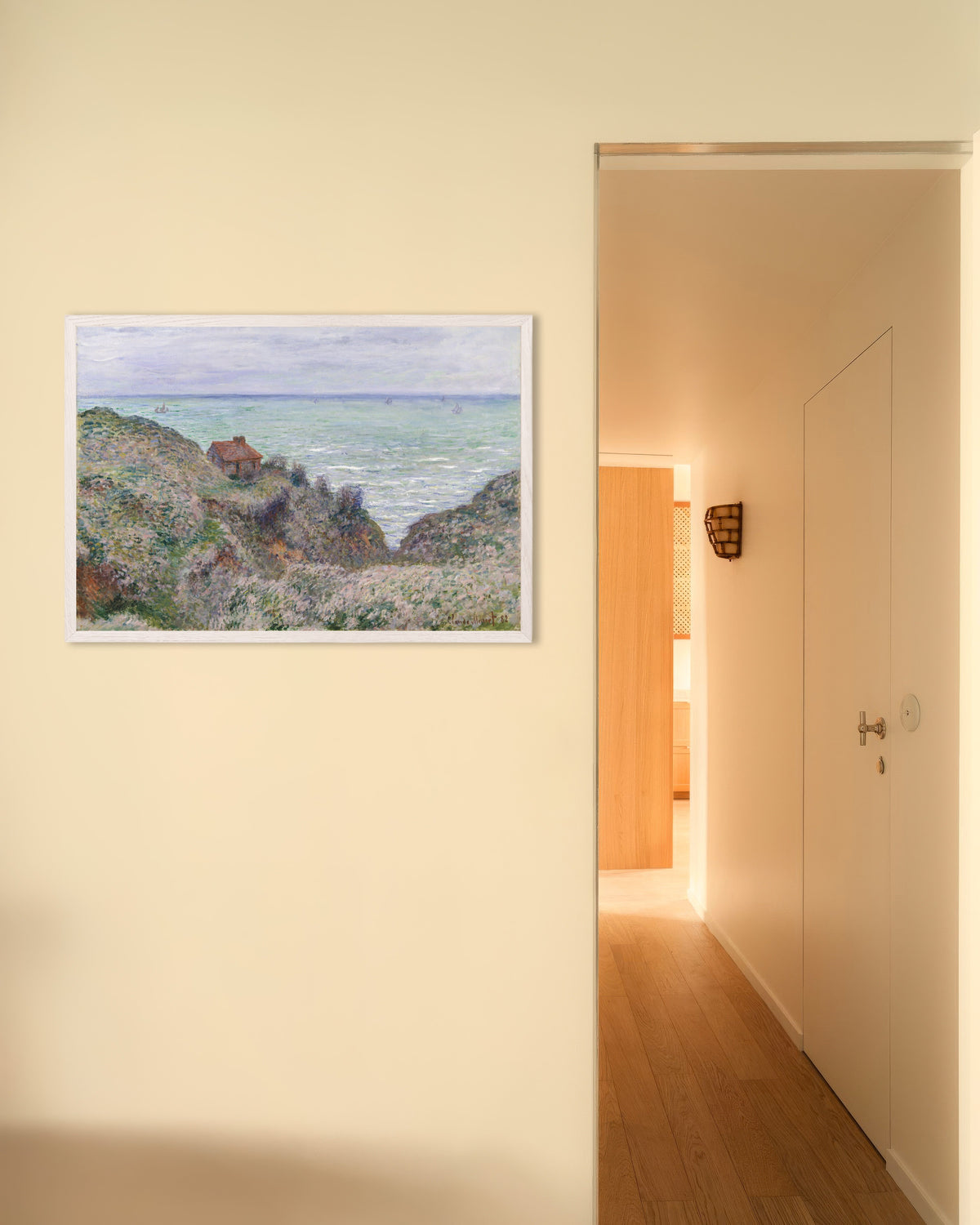 Poster A Cabana do Guarda-Fiscal (1882), de Claude Monet, com moldura de madeira branca
