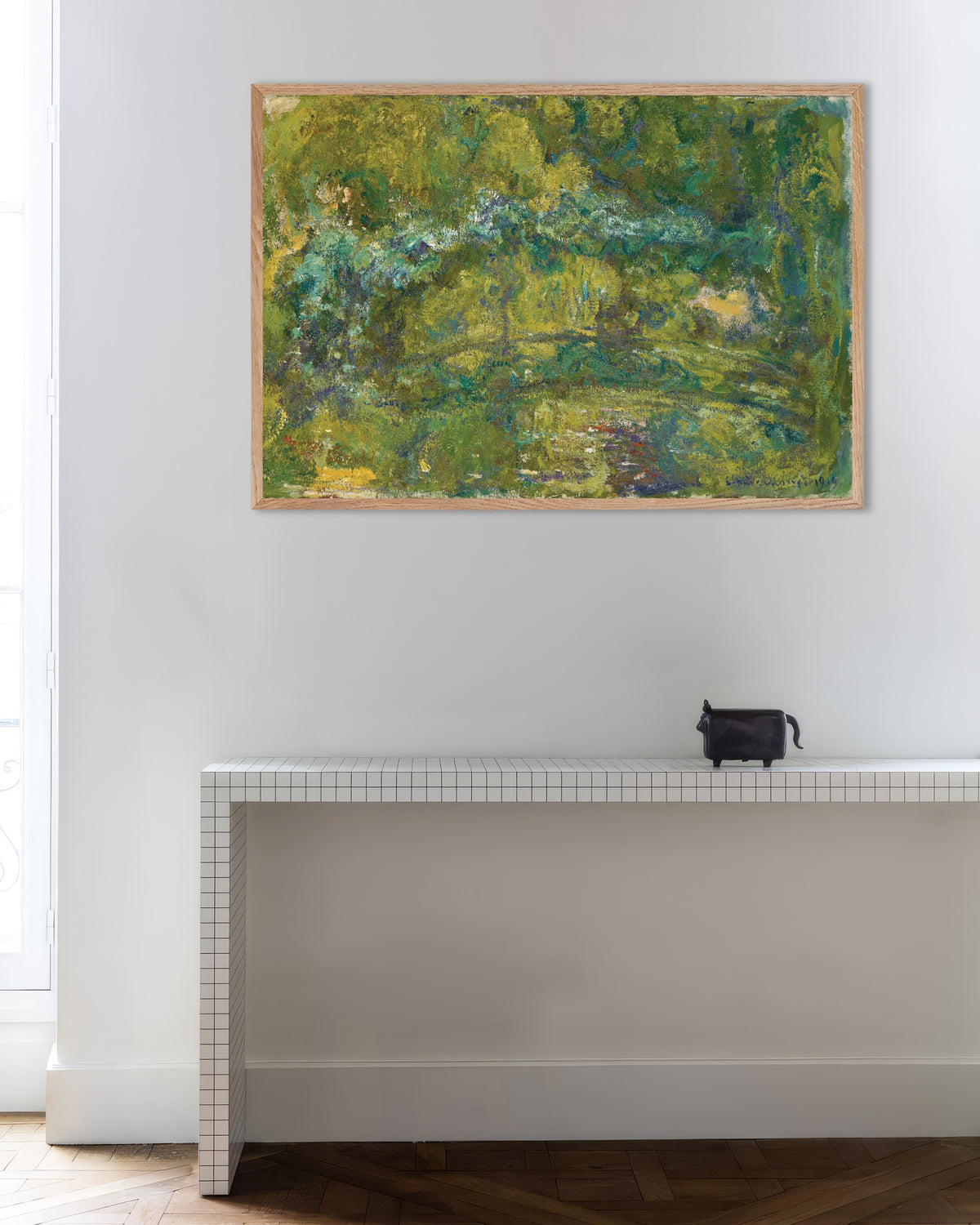 Poster A Ponte sobre o Lago dos Nenúfares (1919), de Claude Monet, com moldura de madeira natural