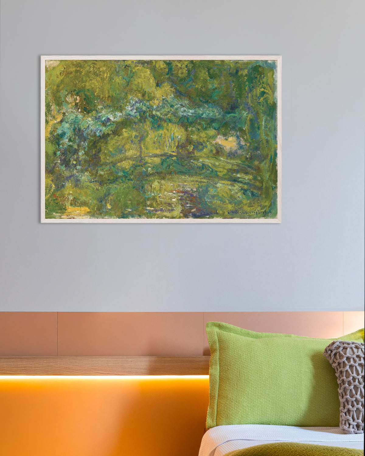 Poster A Ponte sobre o Lago dos Nenúfares (1919), de Claude Monet, com moldura de madeira branca