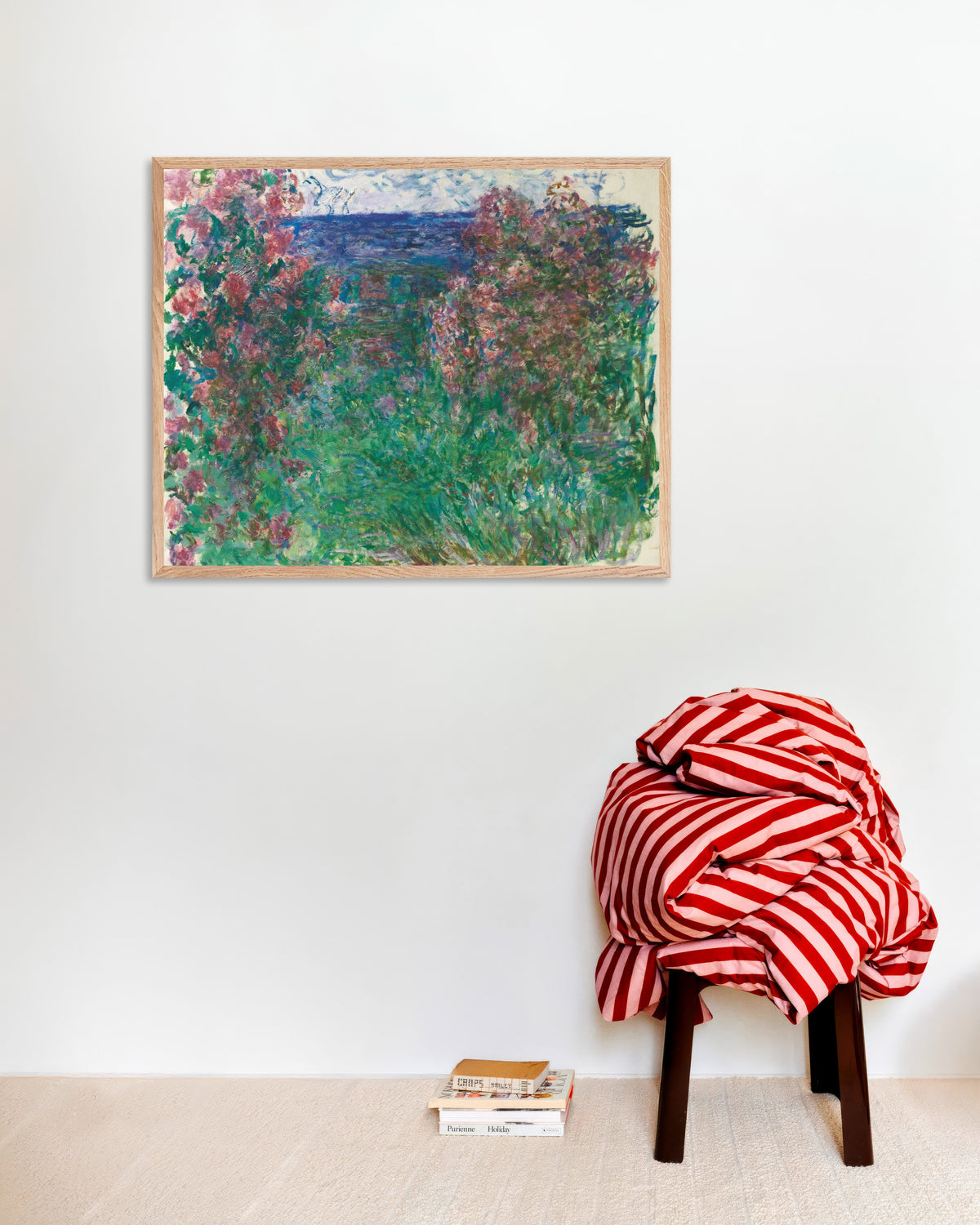 Poster A Casa entre as Rosas (c. 1925), de Claude Monet, com moldura de madeira natural