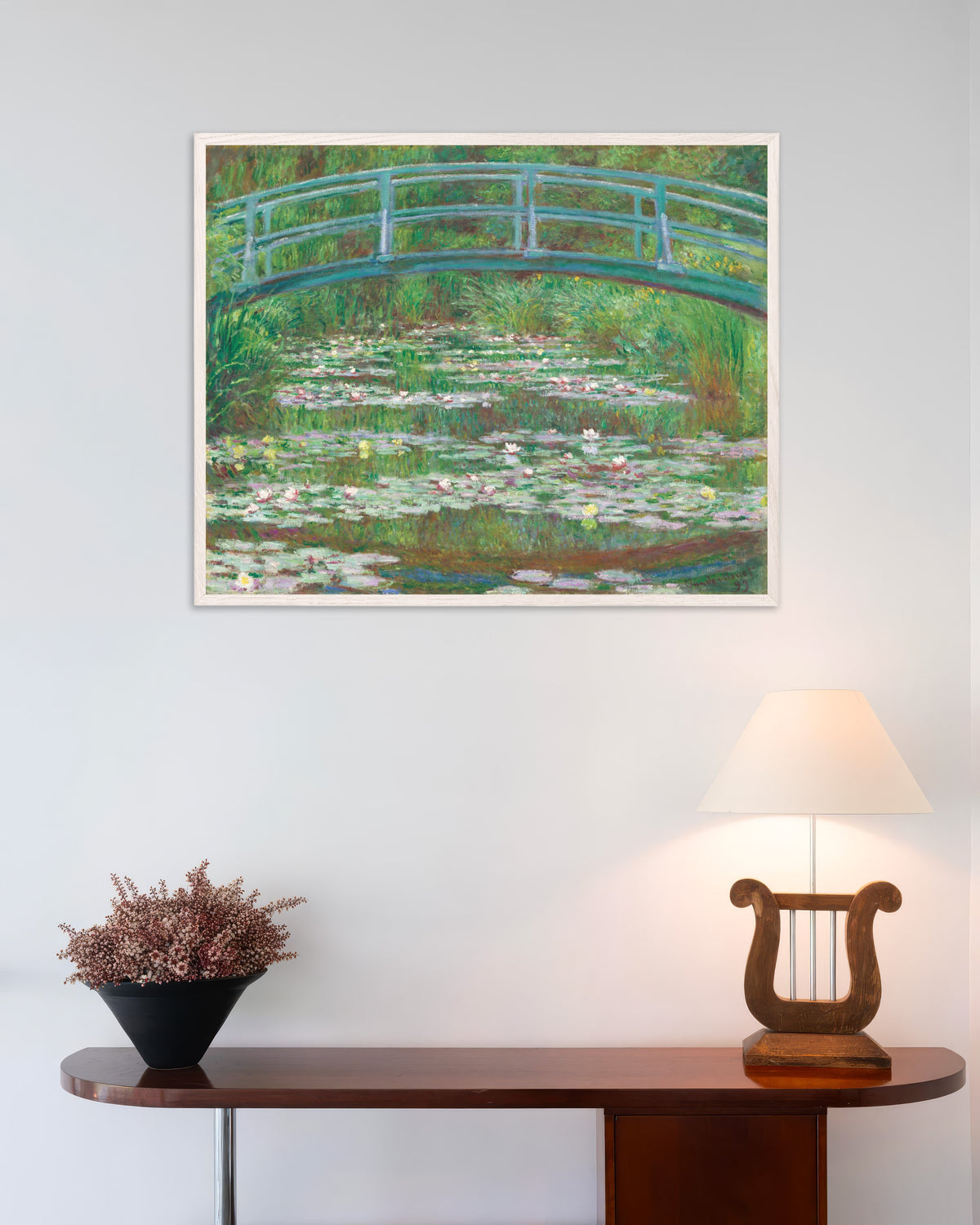 Poster A Ponte Japonesa (1899), de Claude Monet, com moldura de madeira branca