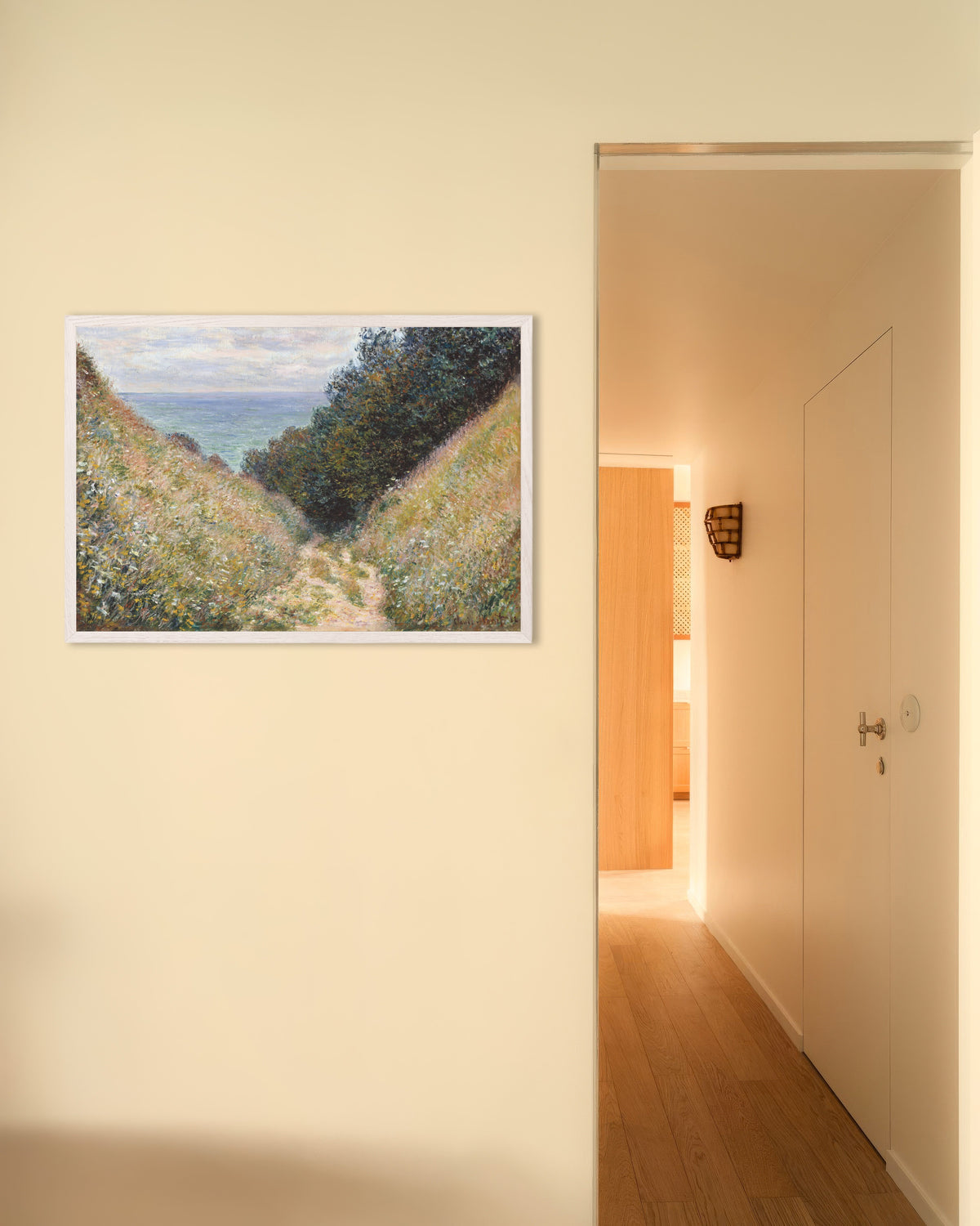 Poster Caminho em La Cavée, Pourville (1882), de Claude Monet, com moldura de madeira branca