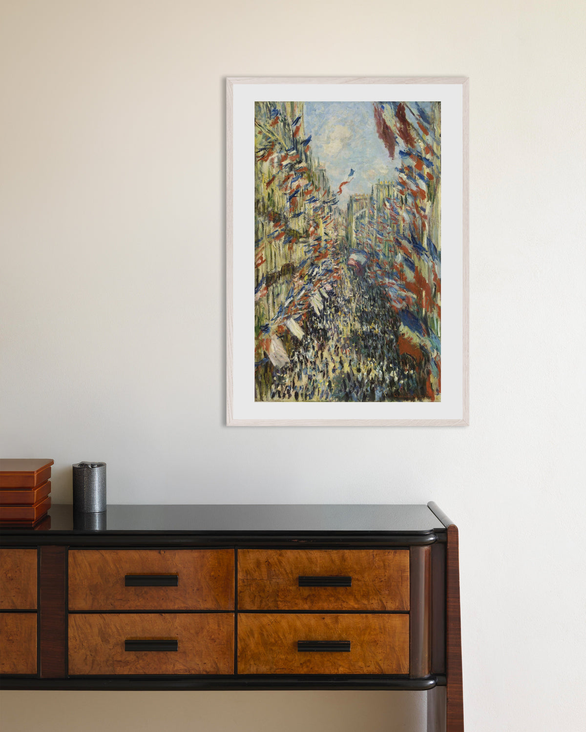 Poster A Rue Montorgueil em Paris, Festa de 30 de Junho de 1878, de Claude Monet, com moldura de madeira branca