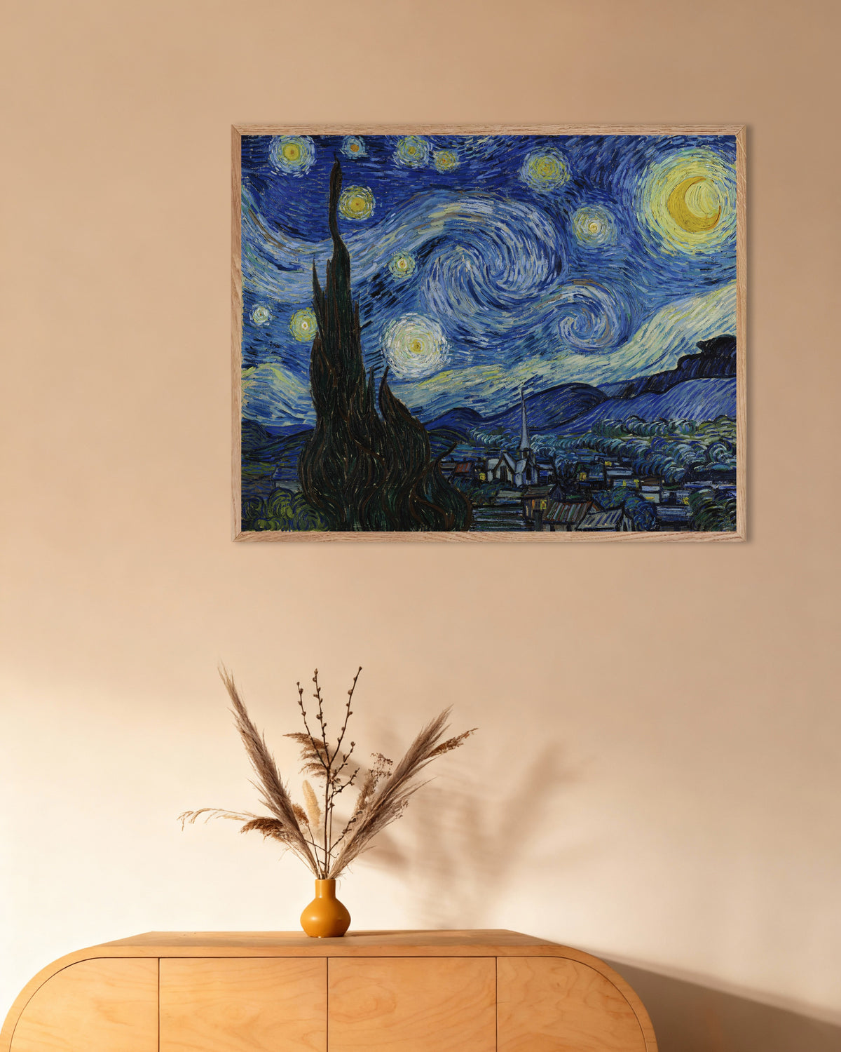 Poster «A Noite Estrelada» (1889), de Vincent van Gogh, com moldura de madeira natural