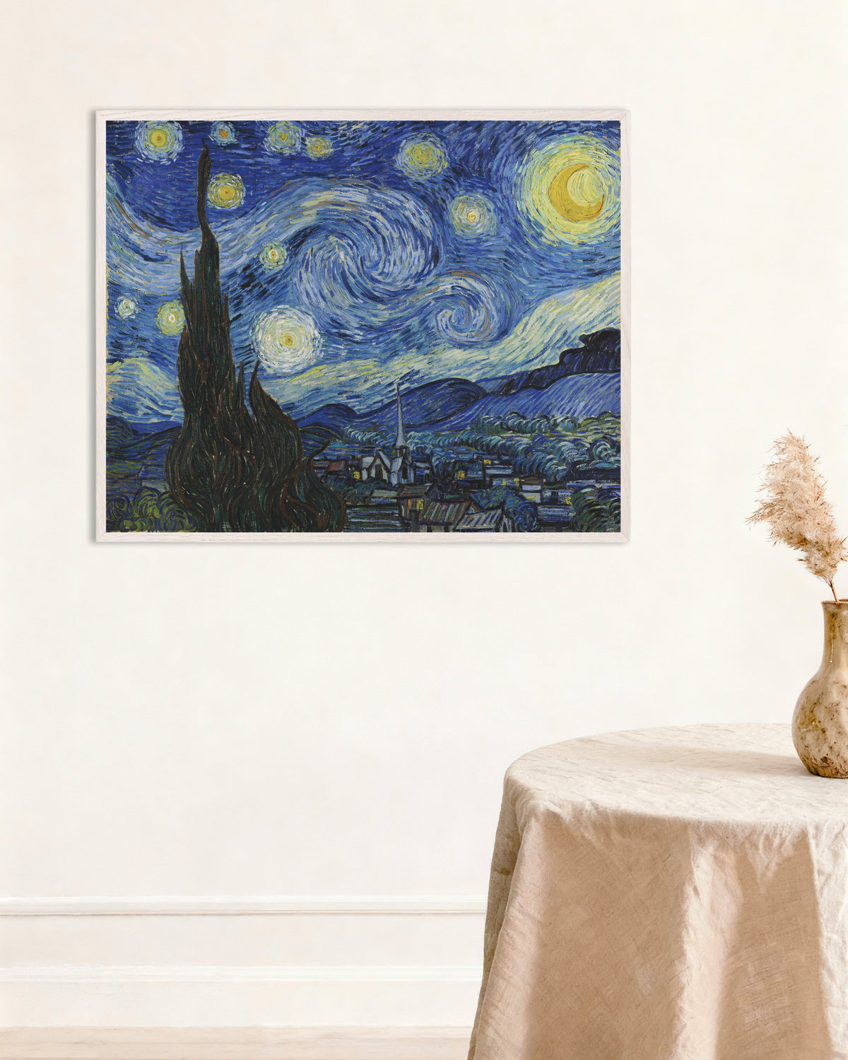 Poster «A Noite Estrelada» (1889), de Vincent van Gogh, com moldura de madeira branca