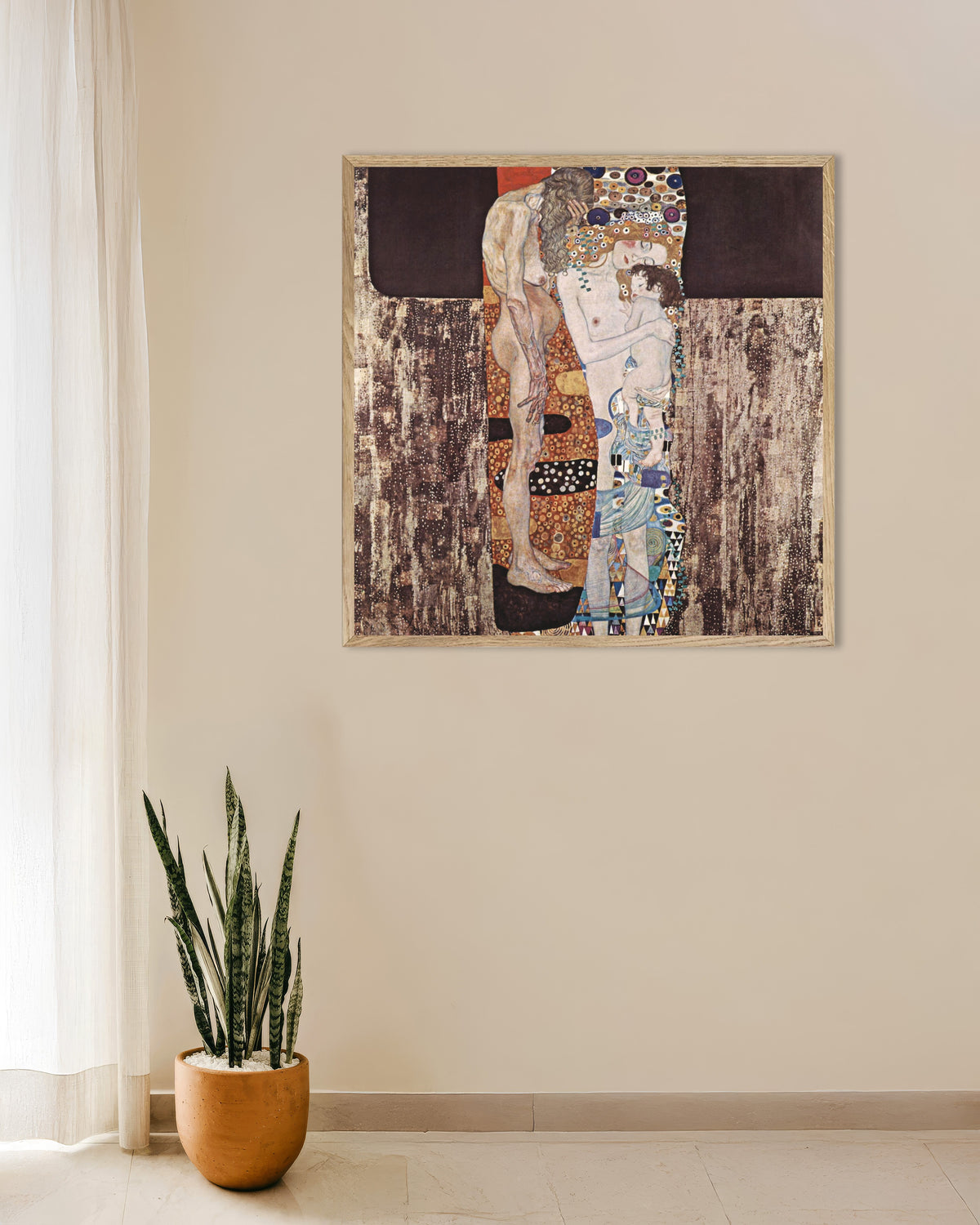 Poster As Três Idades da Mulher (1905), de Gustav Klimt, com moldura de madeira natural