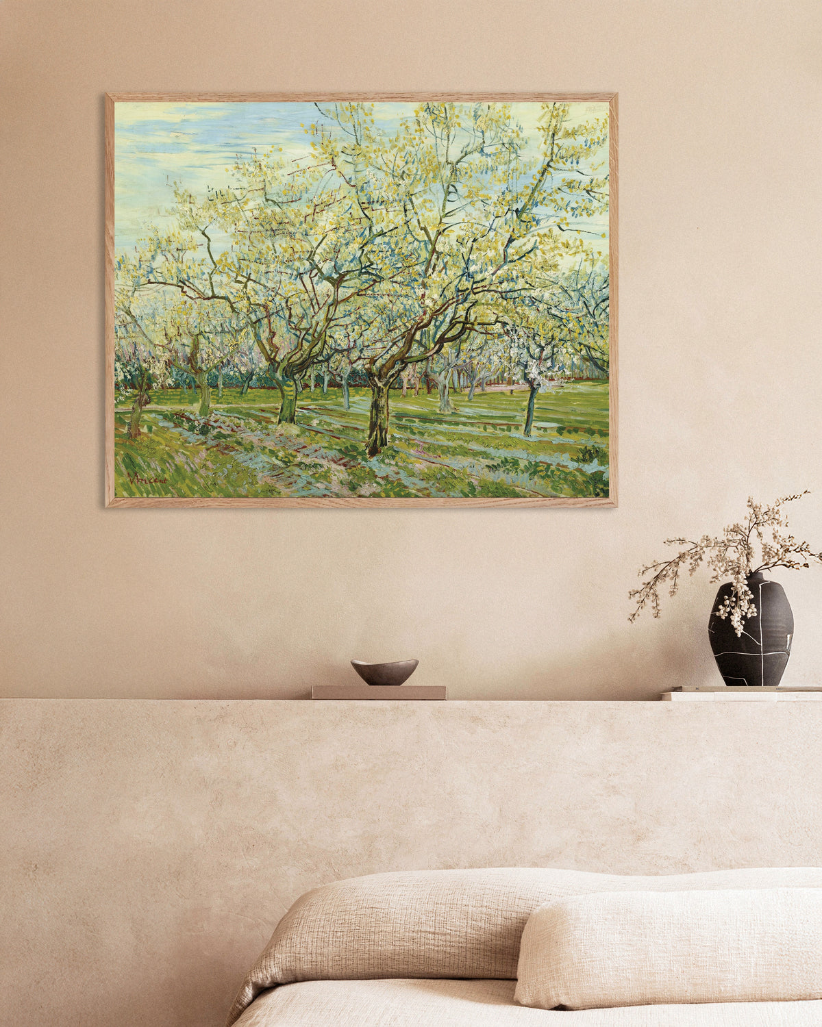Poster de O Pomar Branco (1888), de Vincent van Gogh, com moldura de madeira natural