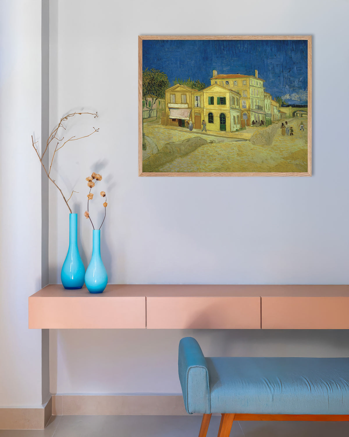 Poster de A Casa Amarela, A Rua (1888), de Vincent van Gogh, com moldura de madeira natural