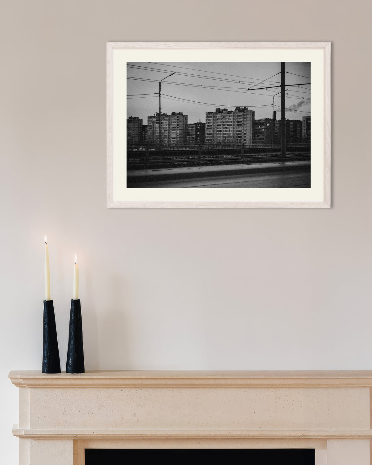 Poster «Blocos de apartamentos para lá dos fios do elétrico», com moldura de madeira branca