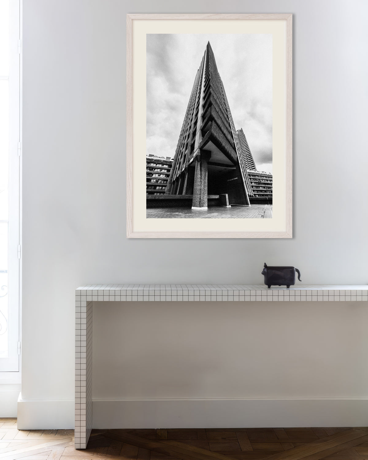 Poster «Proa da Torre Triangular», com moldura de madeira branca