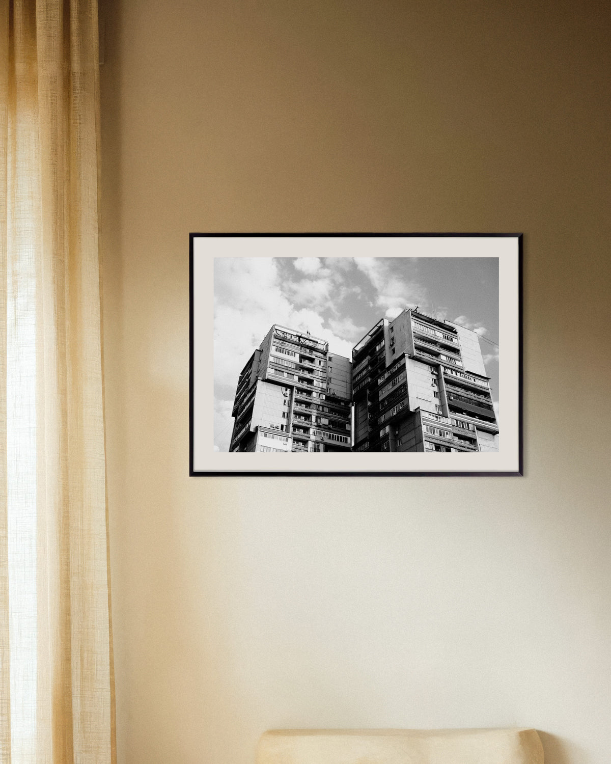 Poster «Duas torres gémeas nas nuvens», com moldura metálica