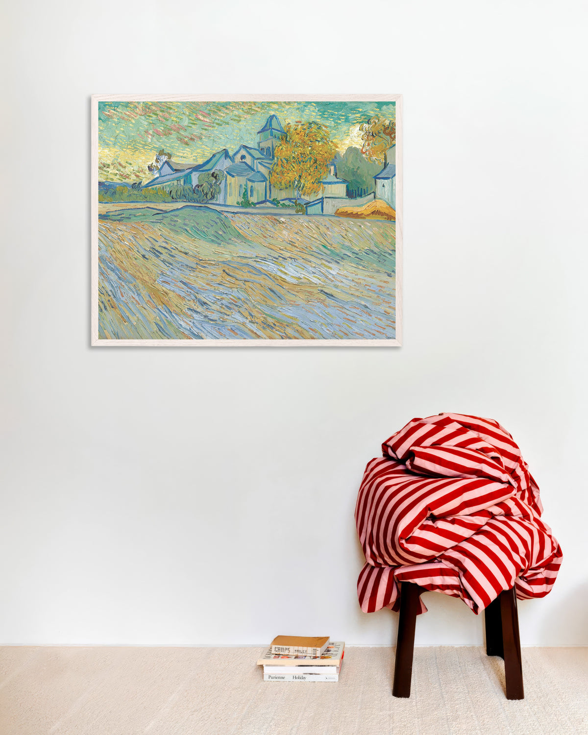 Poster de Vista do asilo e da capela de Saint-Rémy (1889), de Vincent van Gogh, com moldura de madeira branca
