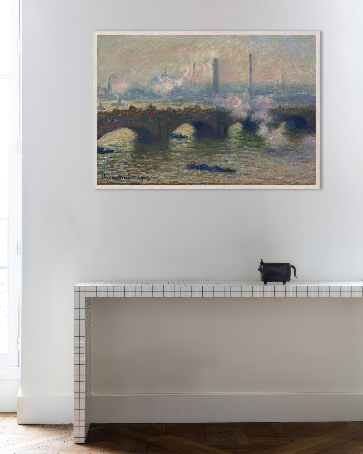 Poster A Ponte de Waterloo, Dia Cinzento (1903), de Claude Monet, com moldura de madeira branca