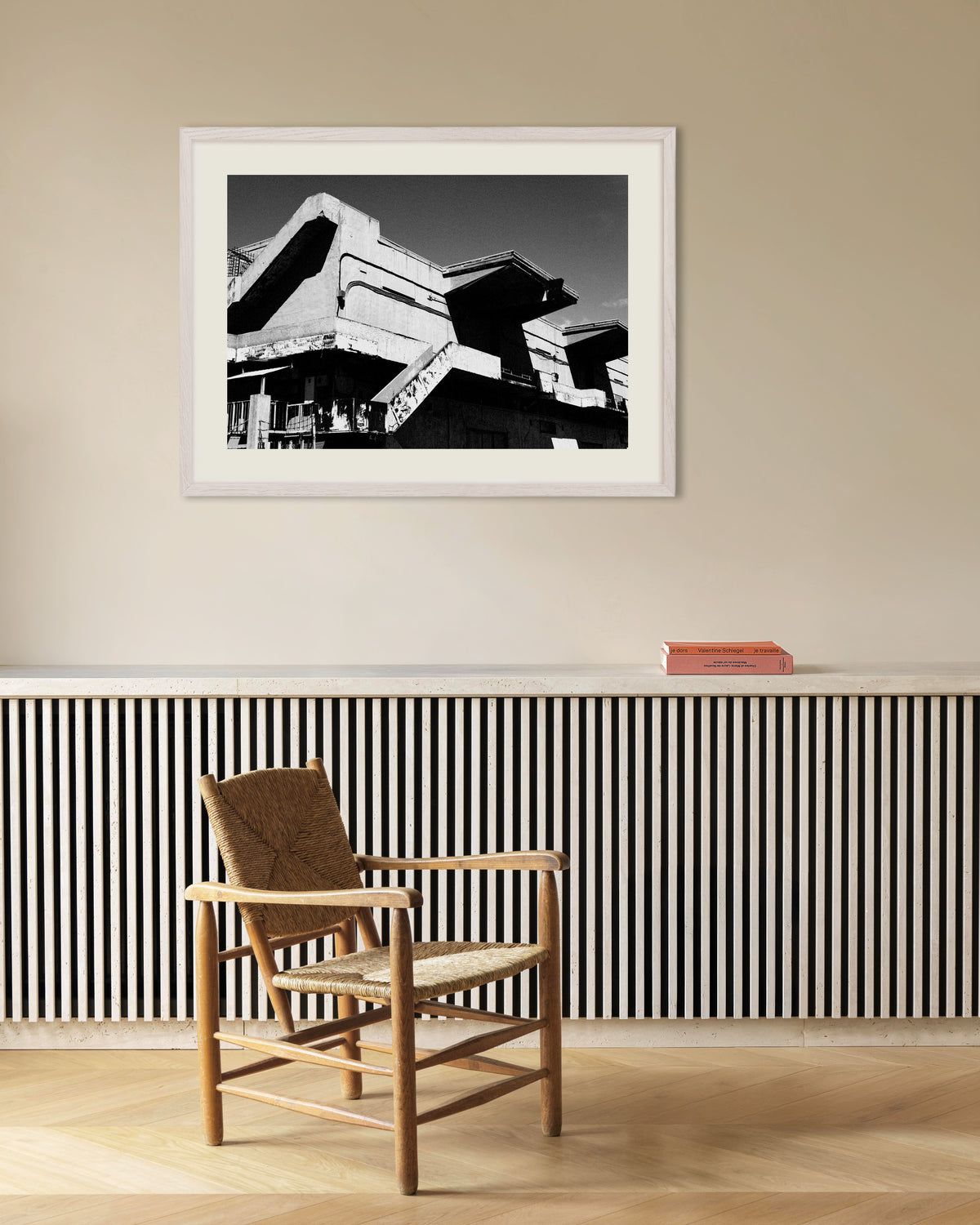 Poster «Pavilhão de betão envelhecido», com moldura de madeira branca