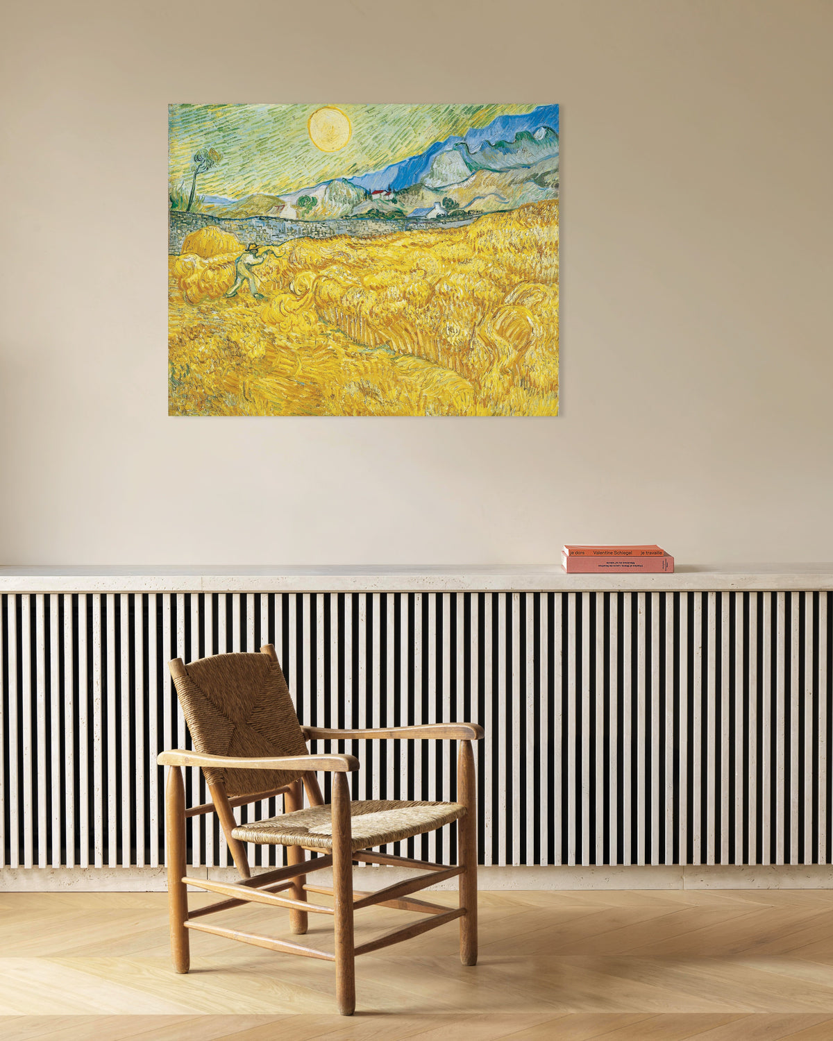 Poster de Campo de trigo atrás do Hospital de Saint-Paul com um ceifeiro (1889), de Vincent van Gogh
