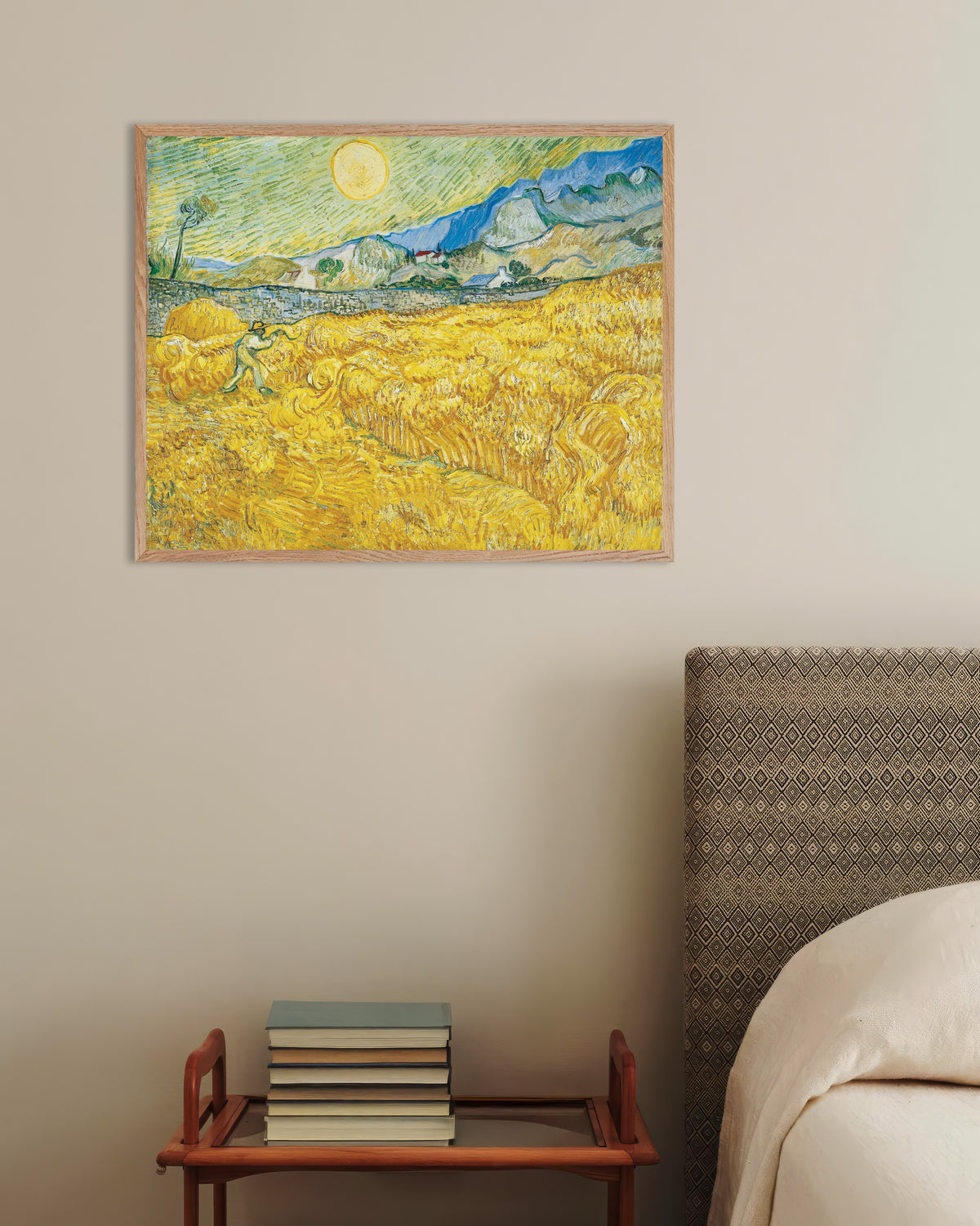 Poster de Campo de trigo atrás do Hospital de Saint-Paul com um ceifeiro (1889), de Vincent van Gogh, com moldura de madeira natural