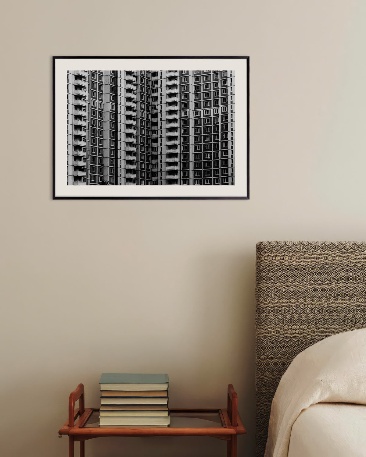 Poster «Grelha de janelas de um bloco de apartamentos», com moldura metálica