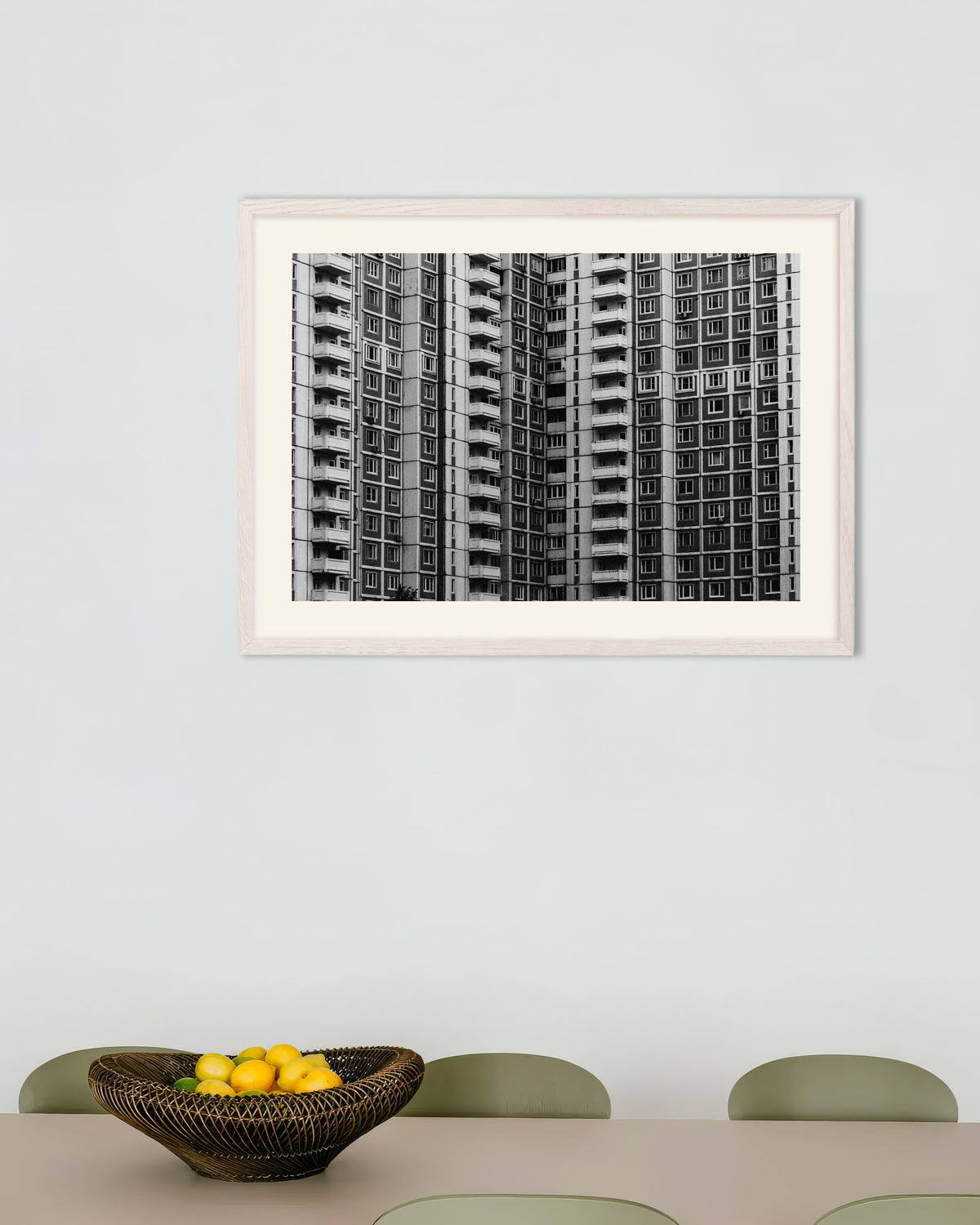 Poster «Grelha de janelas de um bloco de apartamentos», com moldura de madeira branca