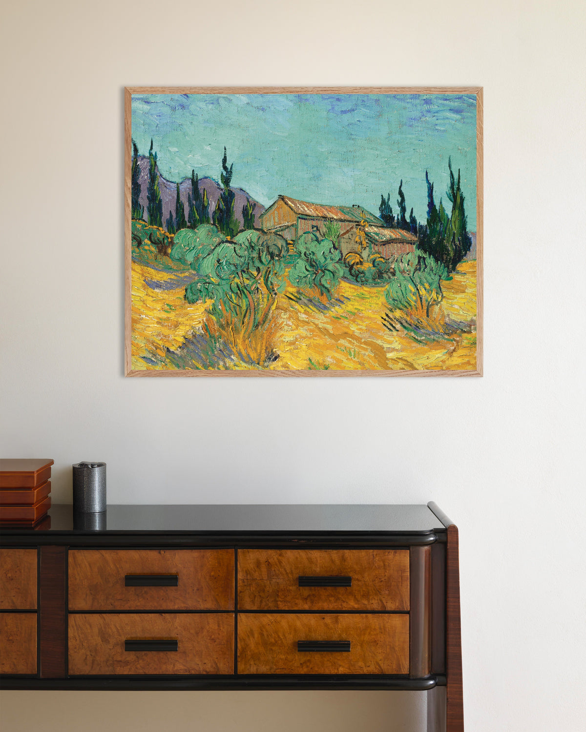 Poster de Cabanas de madeira entre oliveiras e ciprestes (1889), de Vincent van Gogh, com moldura de madeira natural