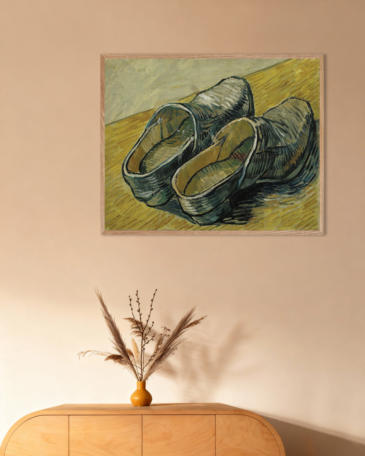 Poster de Um par de tamancos de couro (1888), de Vincent van Gogh, com moldura de madeira natural