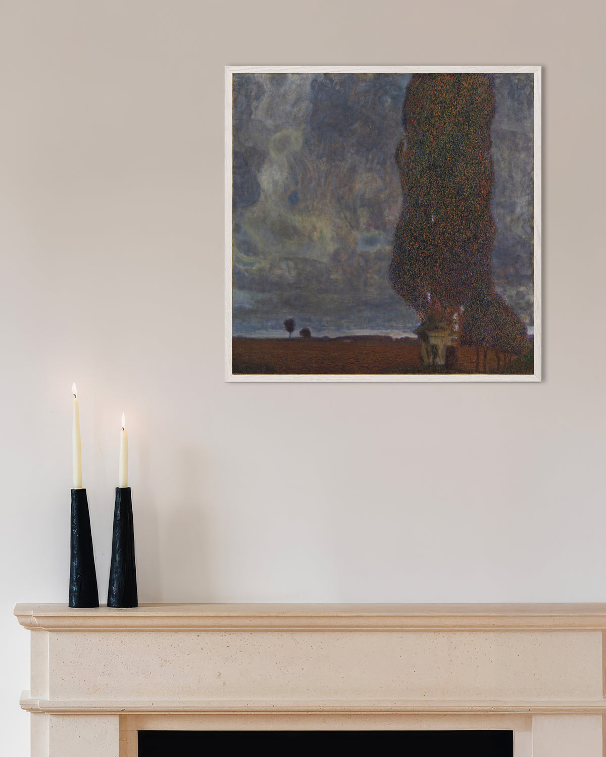 Poster Tempestade Iminente (O Grande Choupo II) (1903), de Gustav Klimt, com moldura de madeira branca