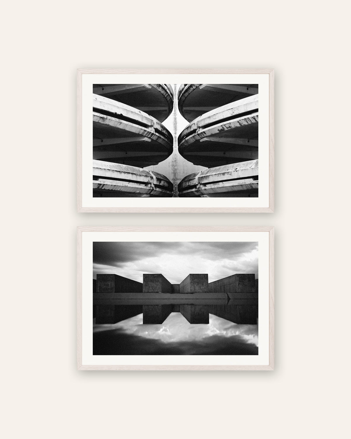 Posters brutalistas, conjunto de 2: simetria, com molduras de carvalho branco