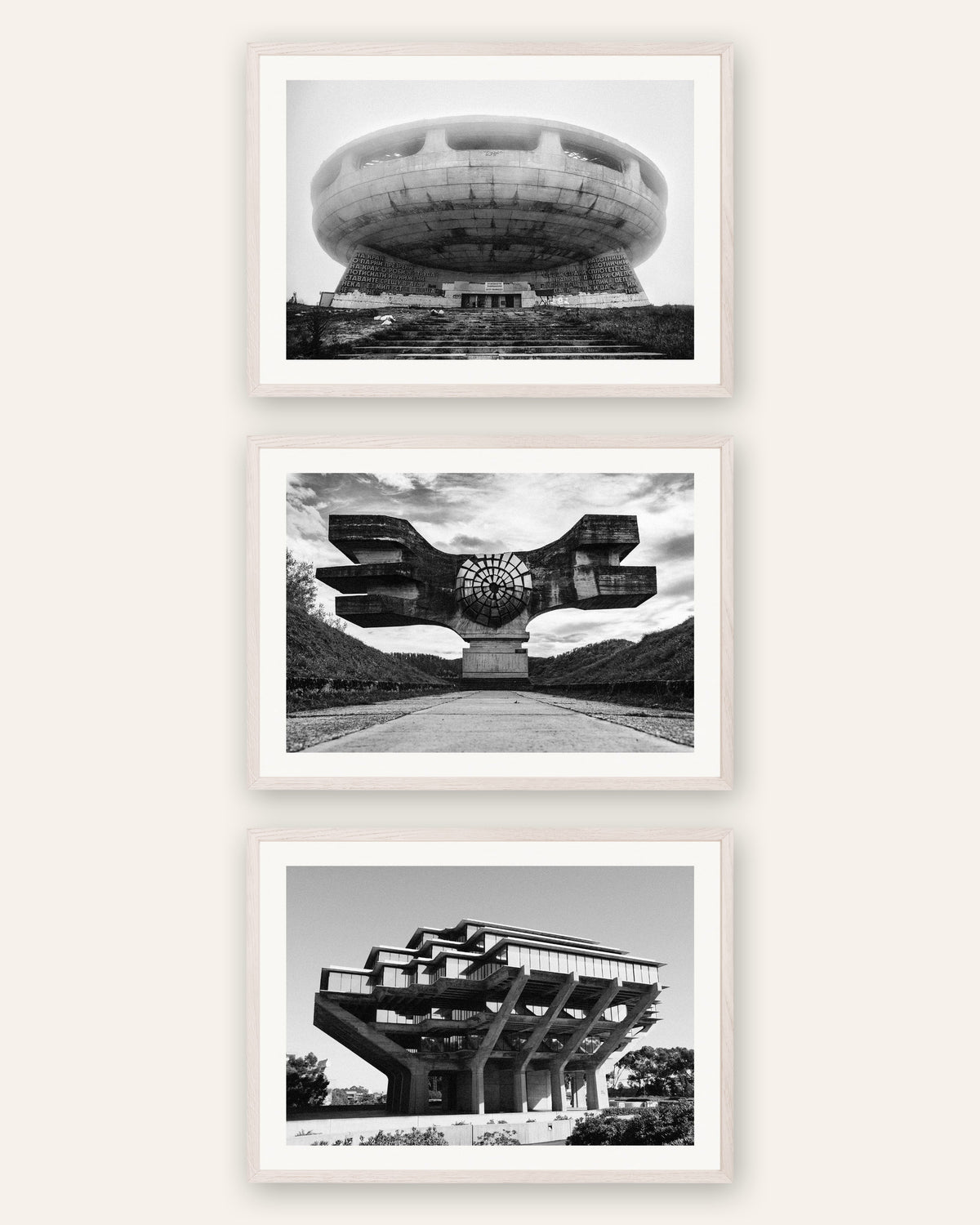 Posters brutalistas, conjunto de 3: monumentos de betão, com molduras de carvalho branco