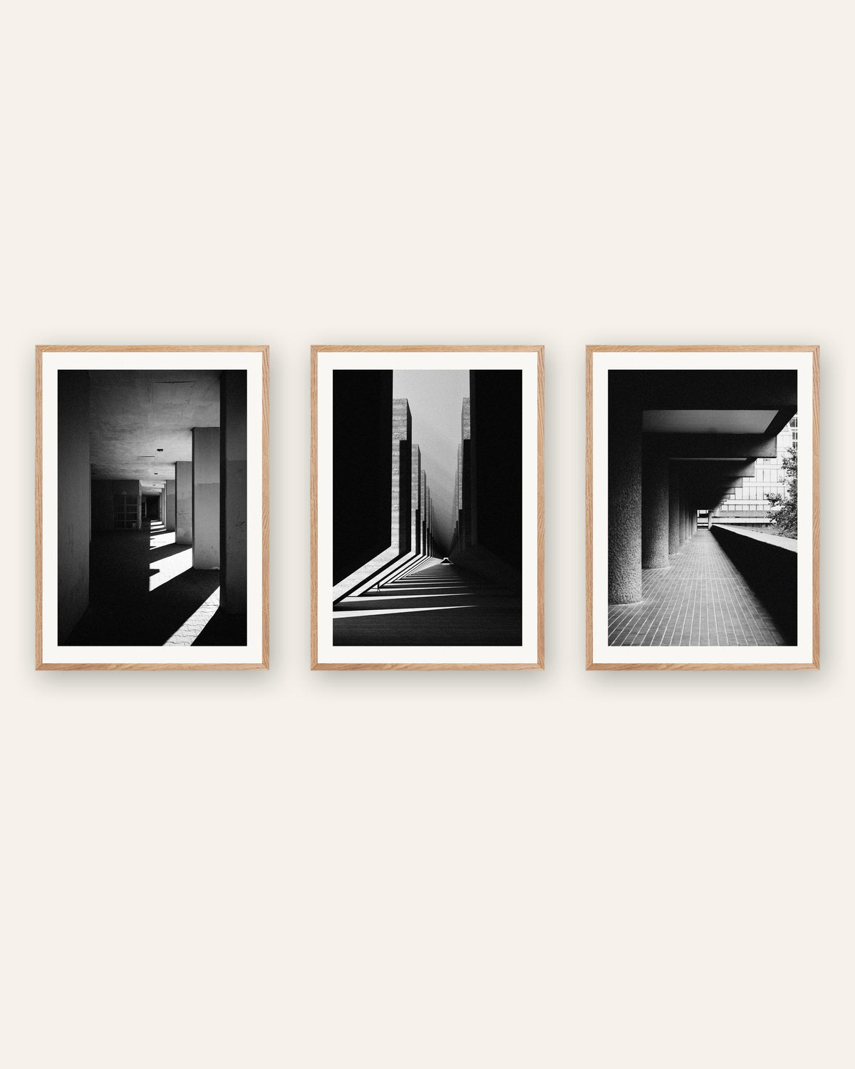 Posters brutalistas, conjunto de 3: luz e sombra, com molduras de carvalho natural