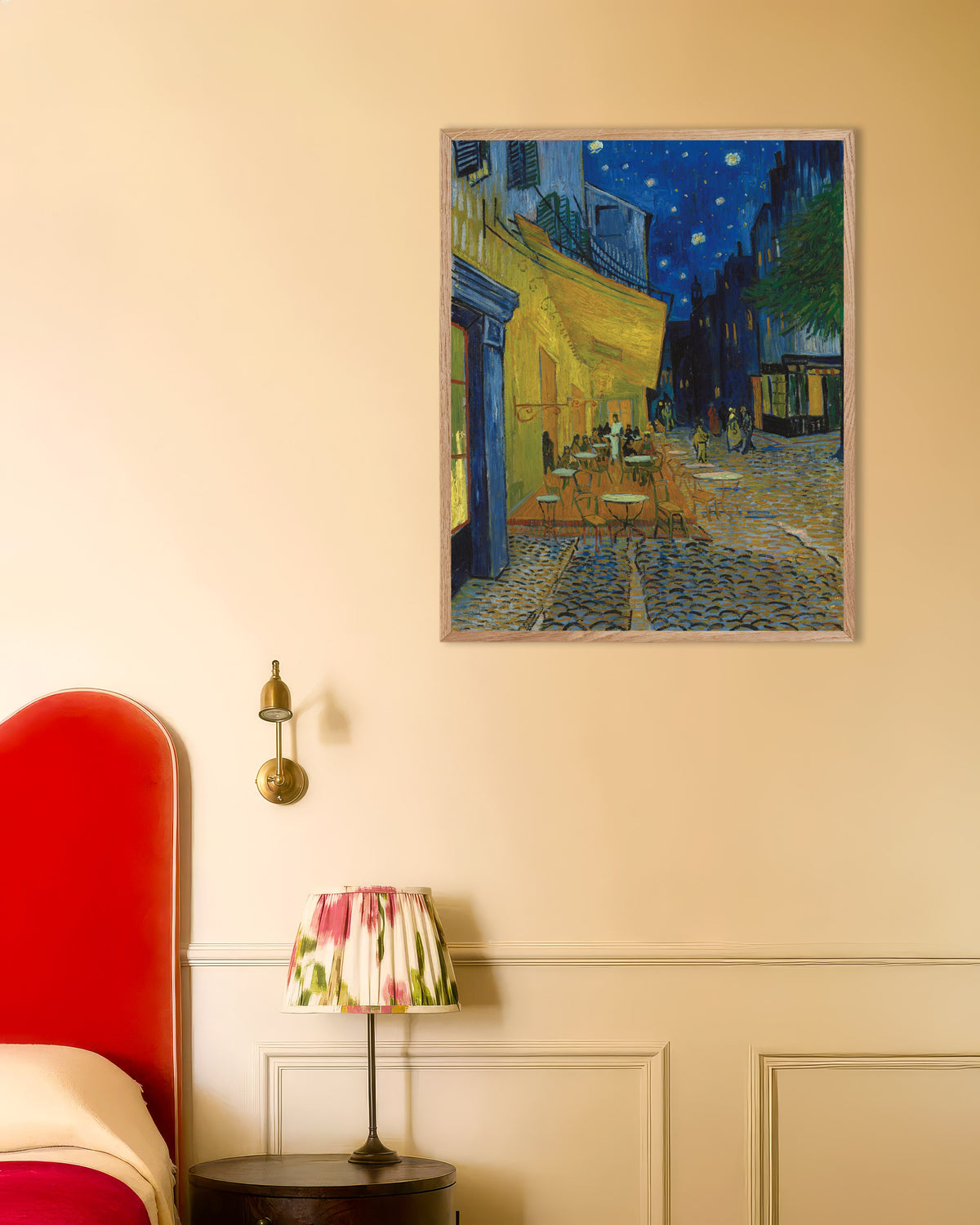 Poster «Terraço do Café à Noite» (1888), de Vincent van Gogh, com moldura de madeira natural