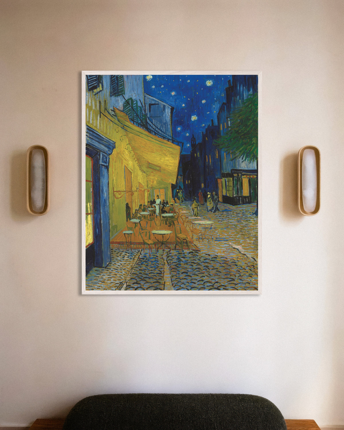 Poster «Terraço do Café à Noite» (1888), de Vincent van Gogh, com moldura de madeira branca