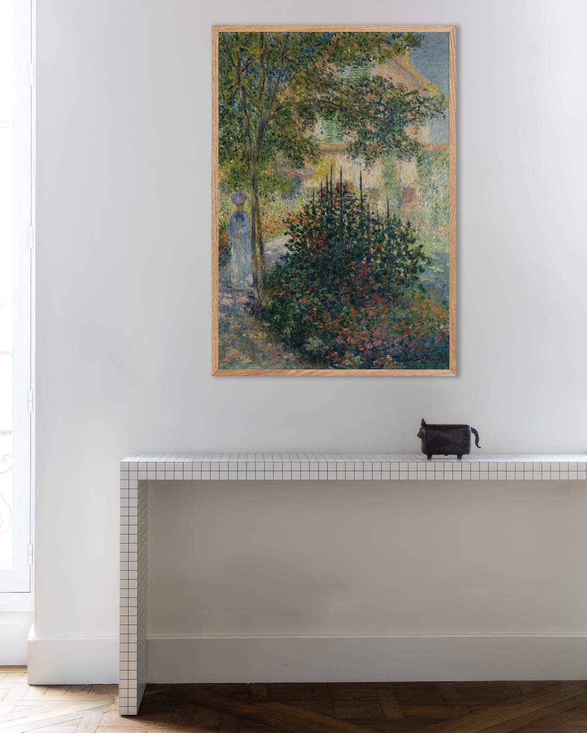 Poster Camille Monet no Jardim de Argenteuil (1876), de Claude Monet, com moldura de madeira natural