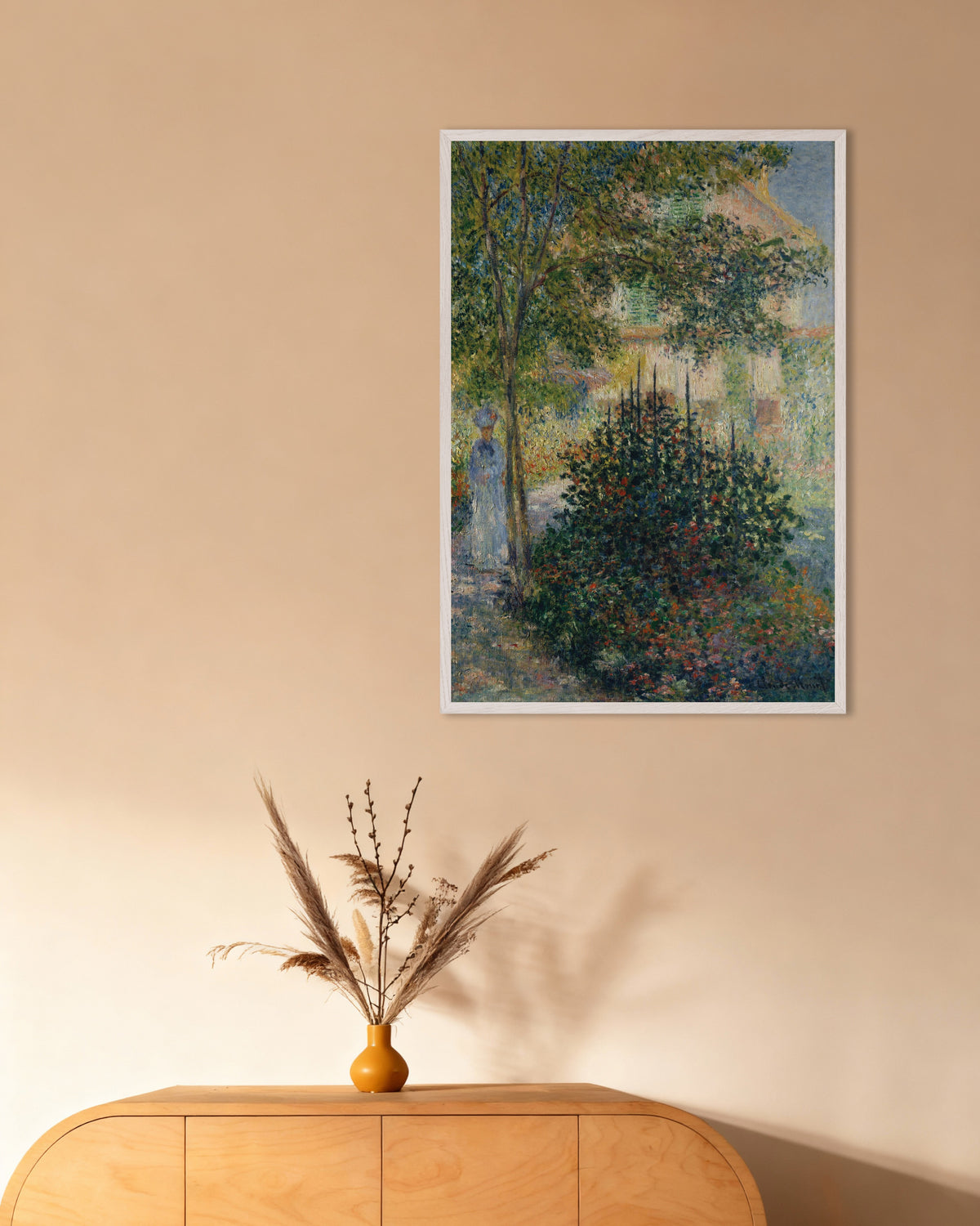 Poster Camille Monet no Jardim de Argenteuil (1876), de Claude Monet, com moldura de madeira branca