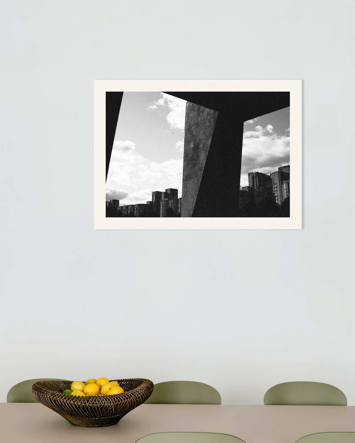 Poster «Cidade vista entre pilares de betão»