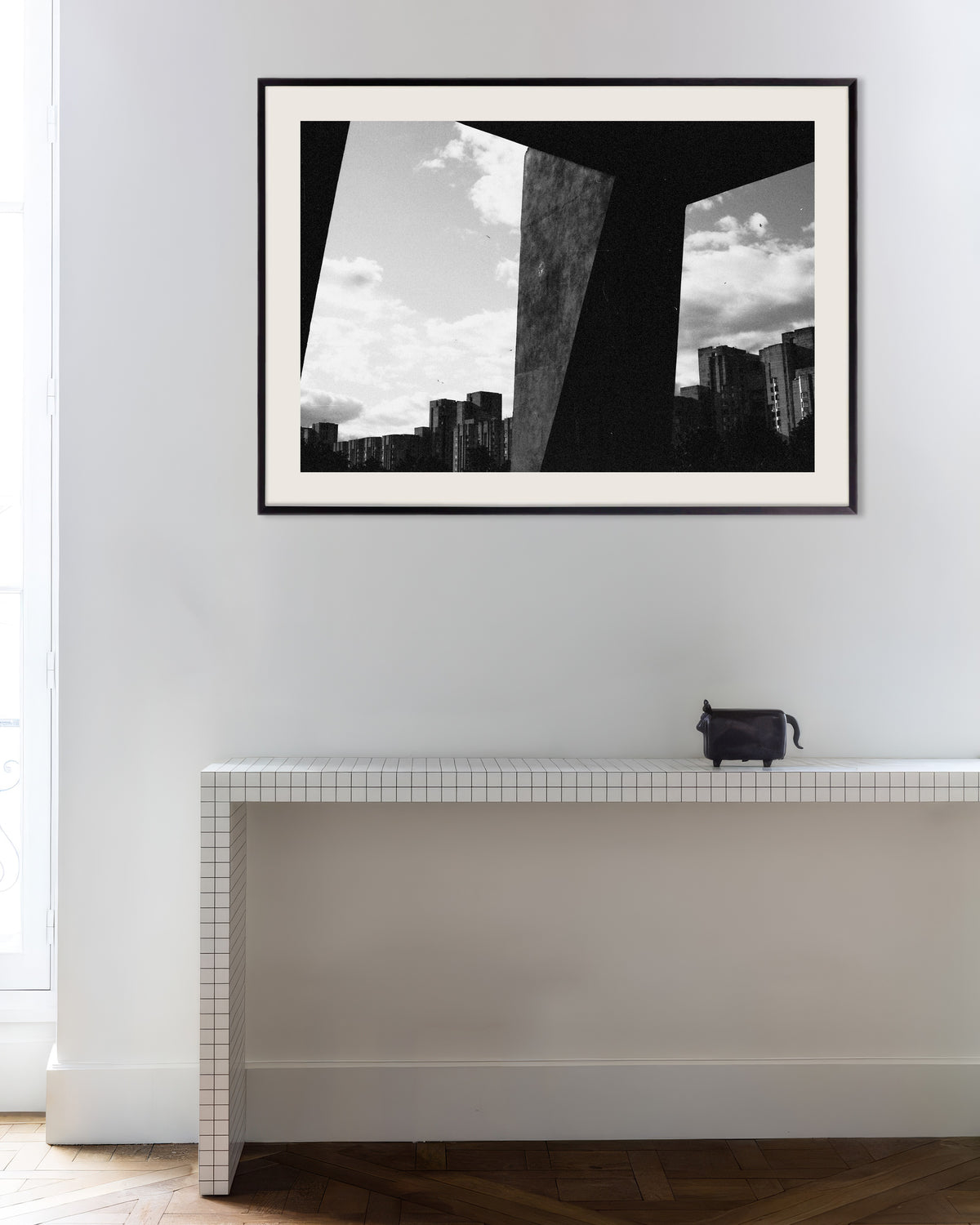 Poster «Cidade vista entre pilares de betão», com moldura metálica