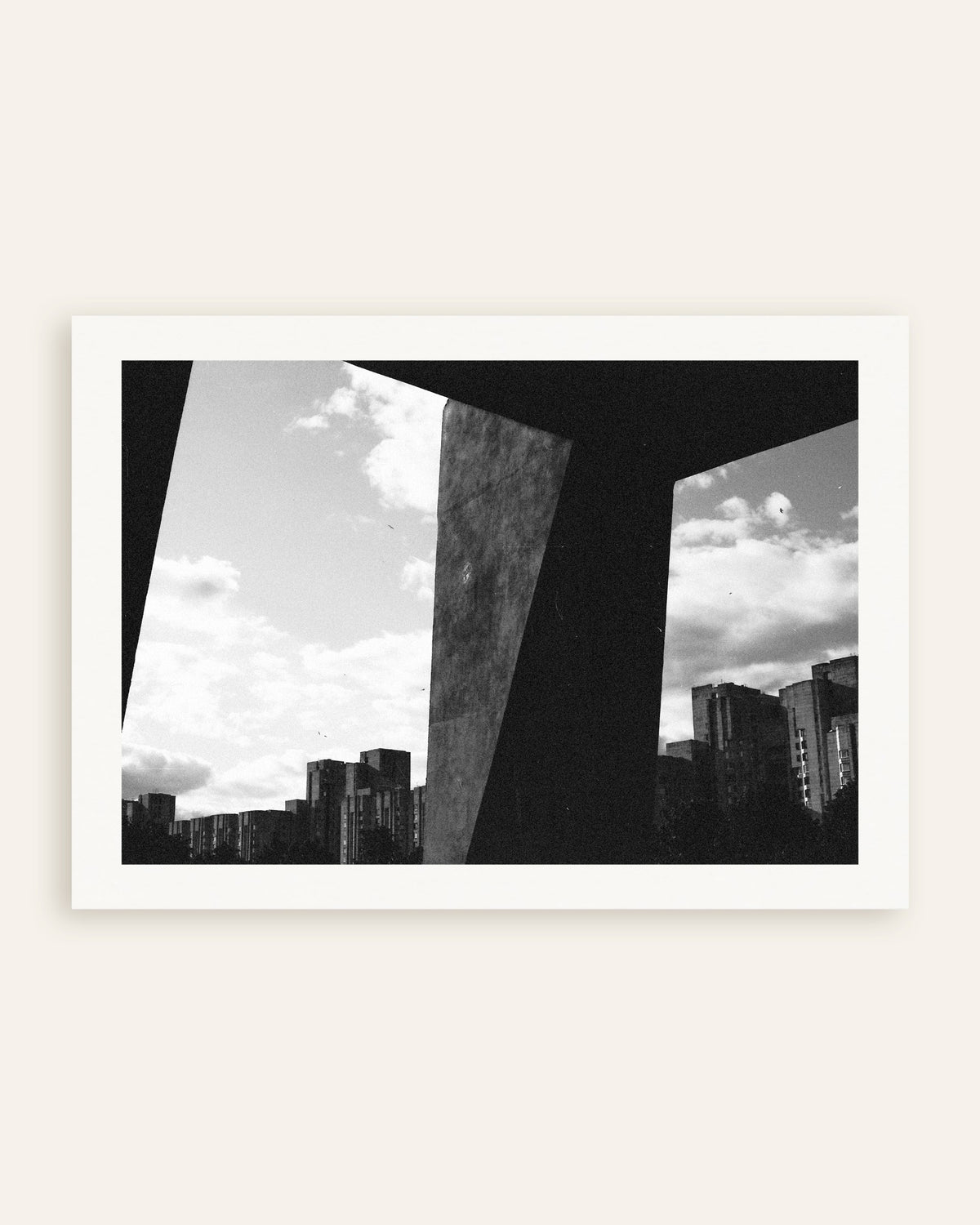Poster «Cidade vista entre pilares de betão», em miniatura