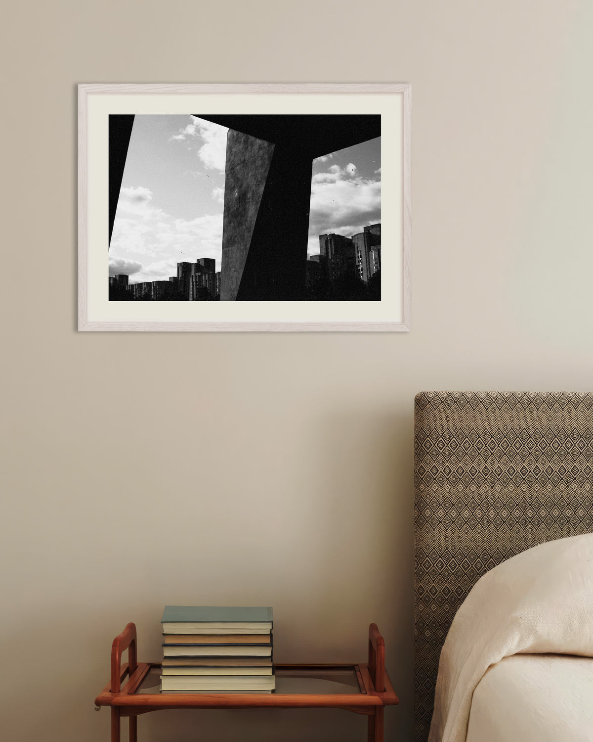 Poster «Cidade vista entre pilares de betão», com moldura de madeira branca