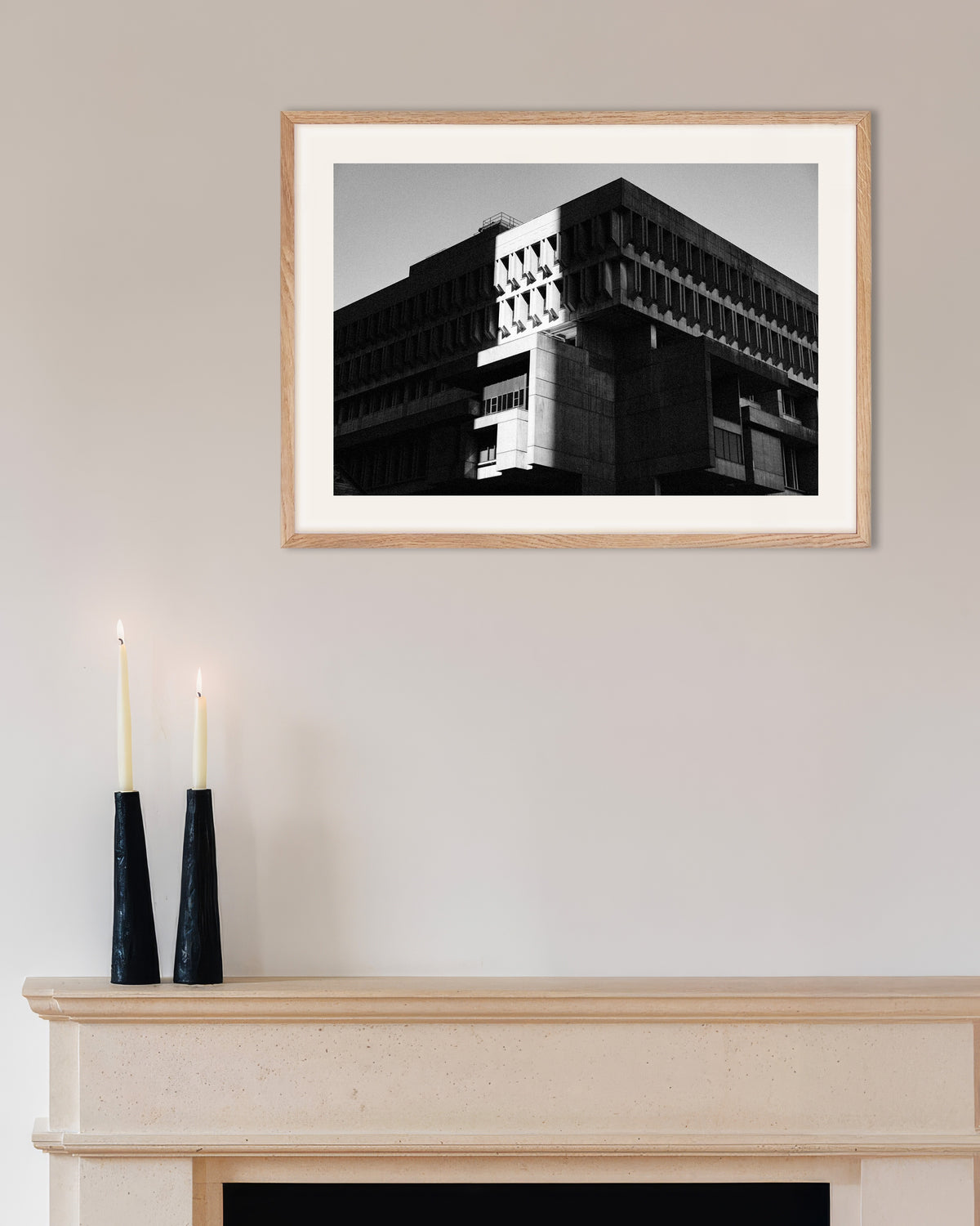 Poster «Edifício cívico ao sol e à sombra», com moldura de madeira natural