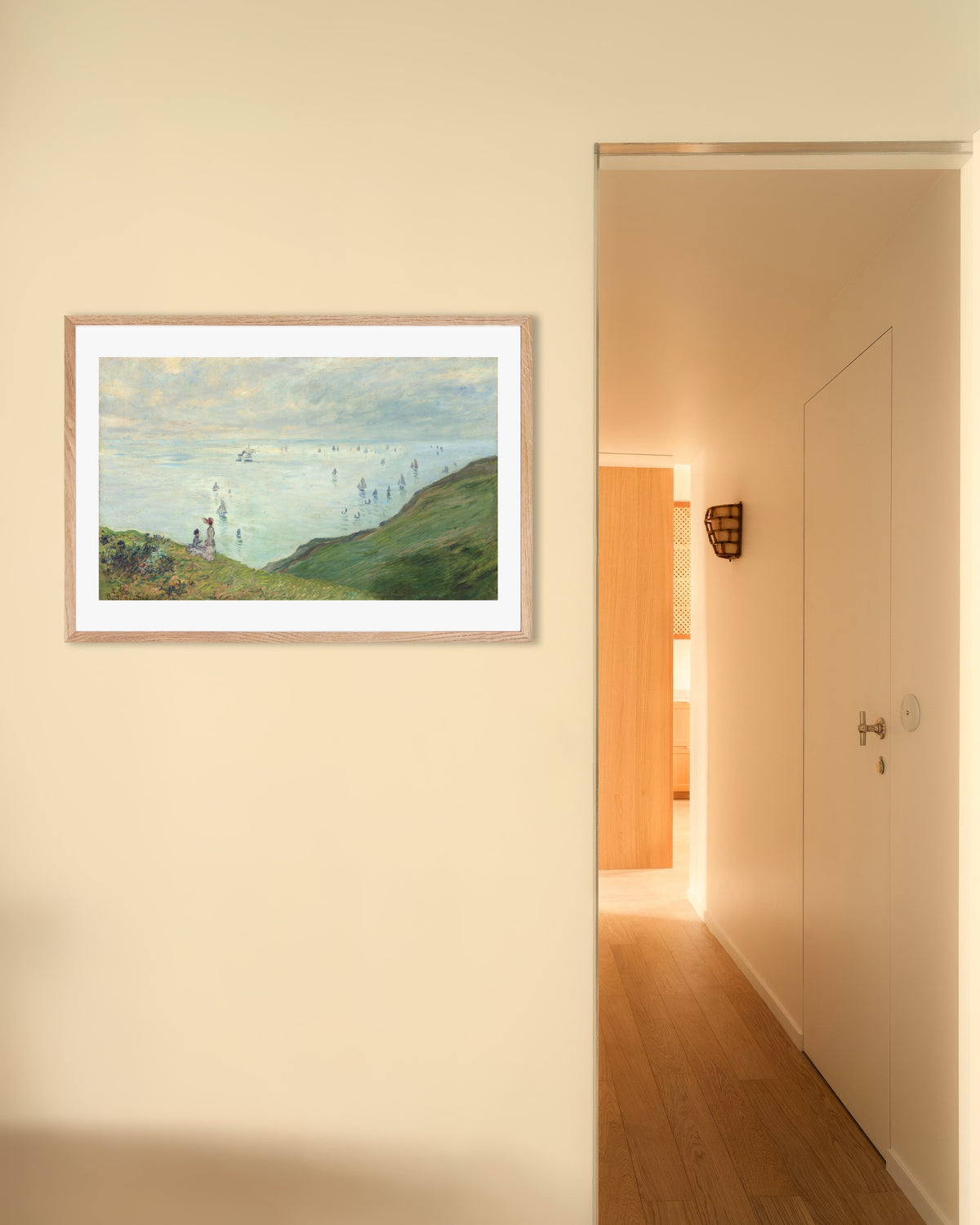 Poster Falésias em Pourville (1882), de Claude Monet, com moldura de madeira natural